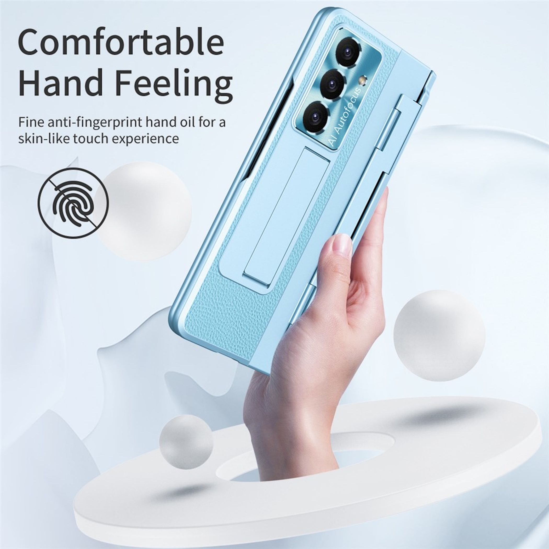 Eine Hand hält ein blaues Handy mit drei Kameras und einem Ständer.