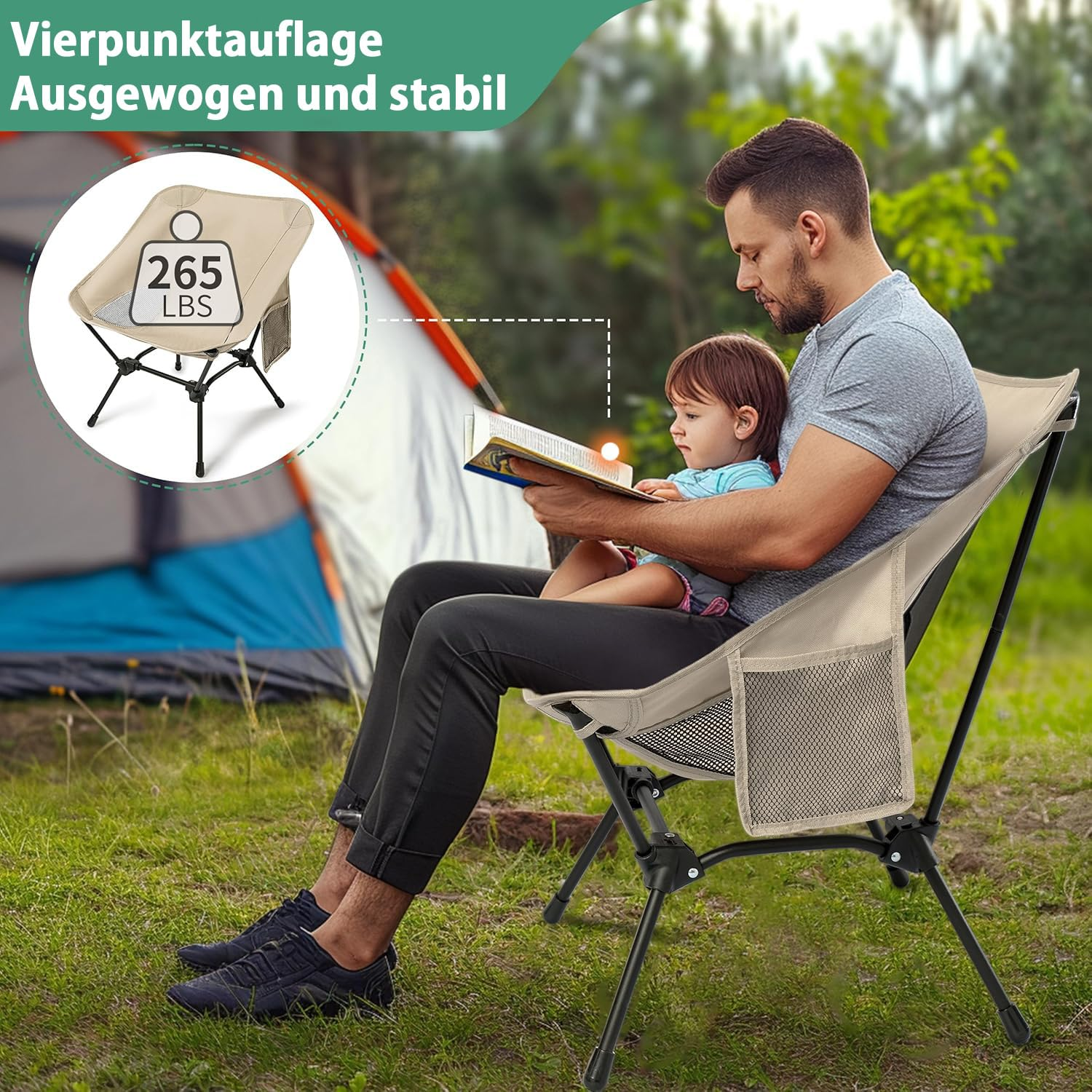 Mann liest einem Kind im Freien auf einem Stuhl vor. Zelt im Hintergrund.