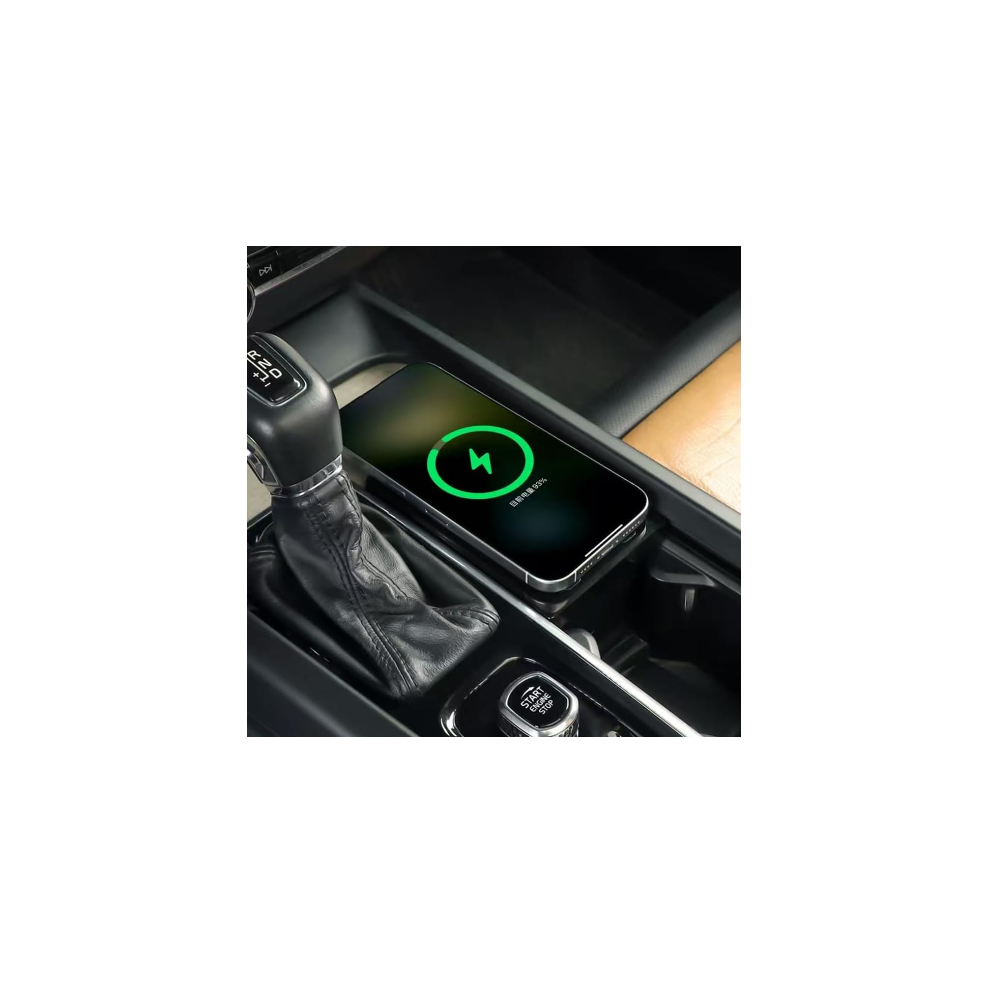 Ein Smartphone lädt im Auto auf dem Mittelkonsolenfach neben dem Schalthebel.