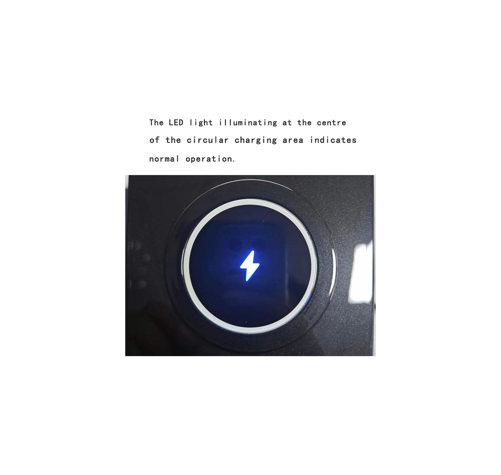 Ein blaues Blitzsymbol leuchtet in der Mitte des Ladebereichs.