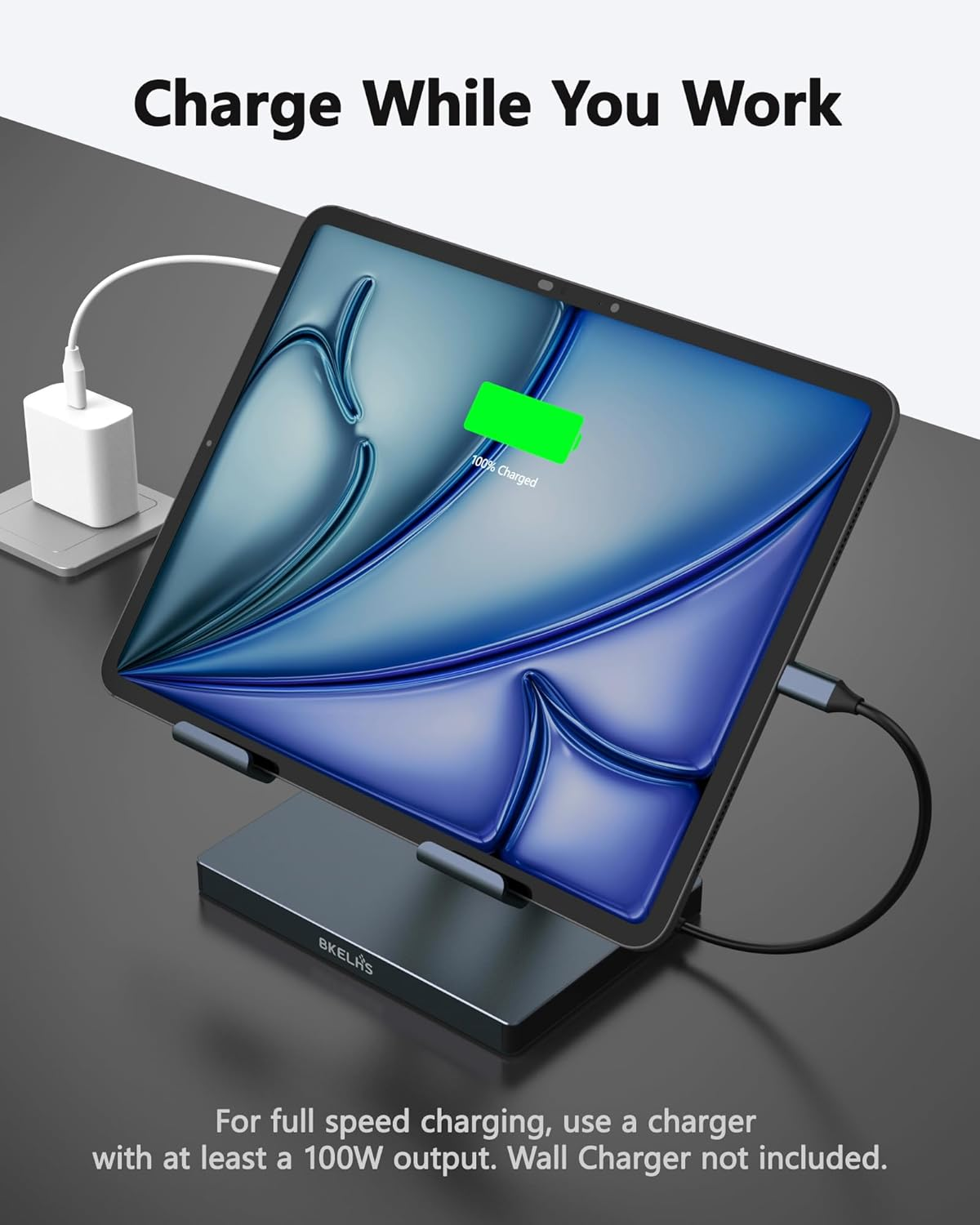 Tablet lädt auf einem Ständer mit weißem Adapter und Kabel. Bildschirm zeigt 100 % geladen.