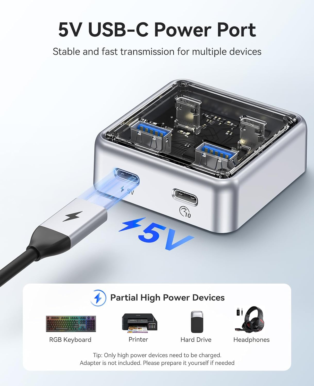 Silberner USB-C Hub mit mehreren Anschlüssen, ein Kabel wird angeschlossen.
