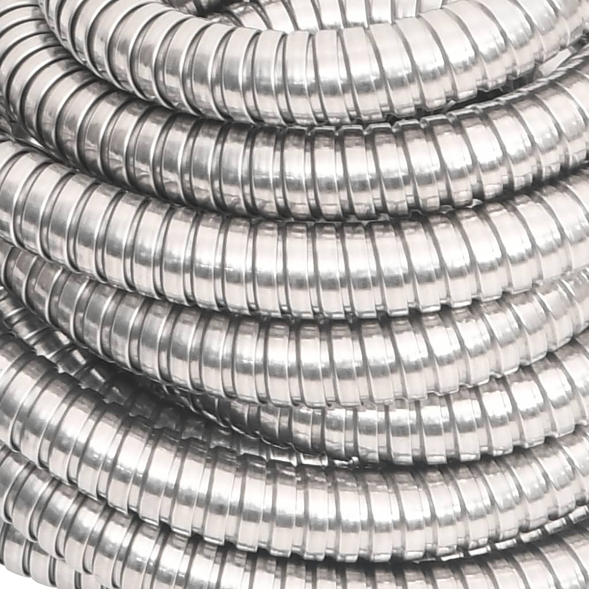 Eine Nahaufnahme einer gerollten Metallflex-Schlauchleitung in Silber.