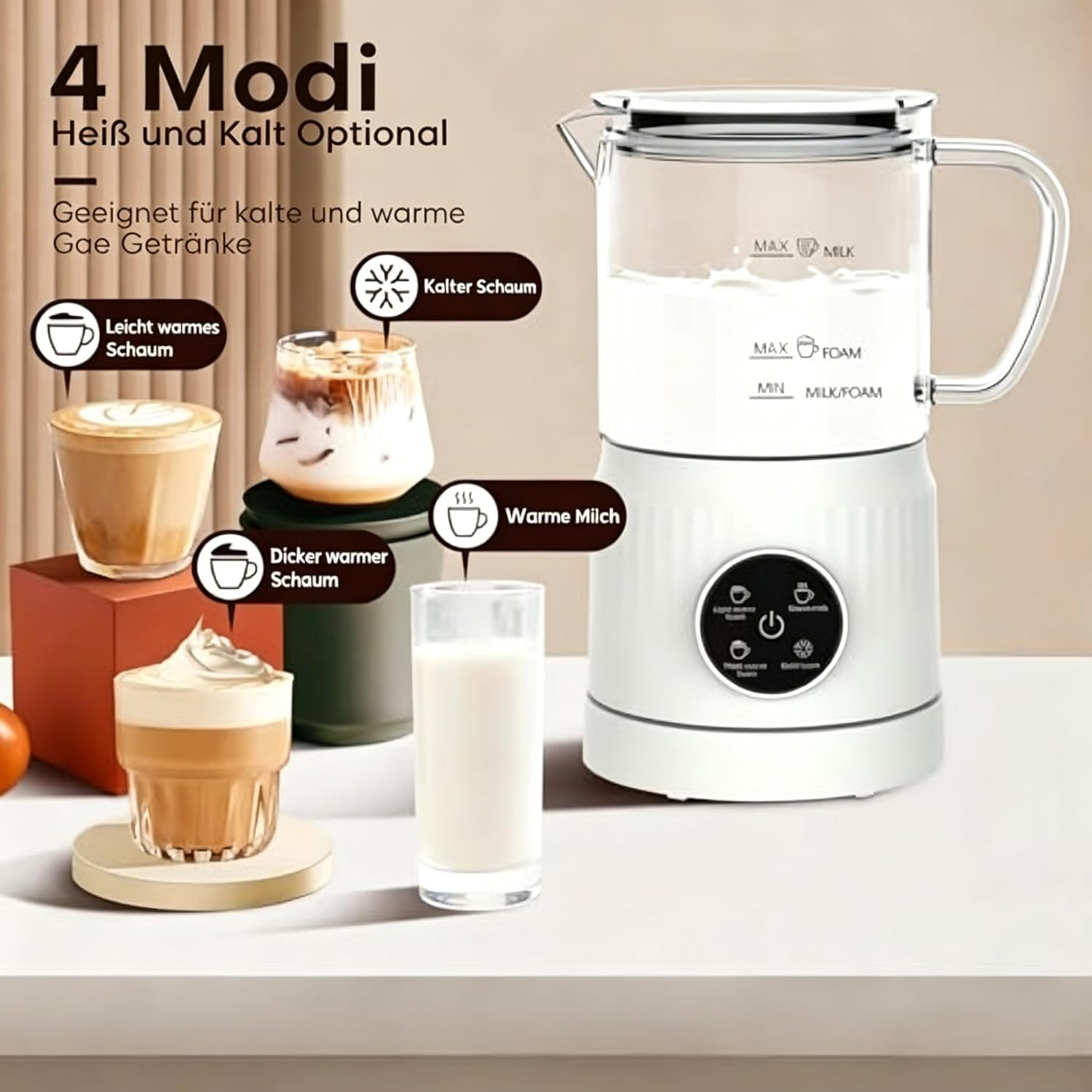 Ein Milchaufschäumer mit vier Modi für heiße und kalte Getränke, daneben vier Becher mit Kaffee.