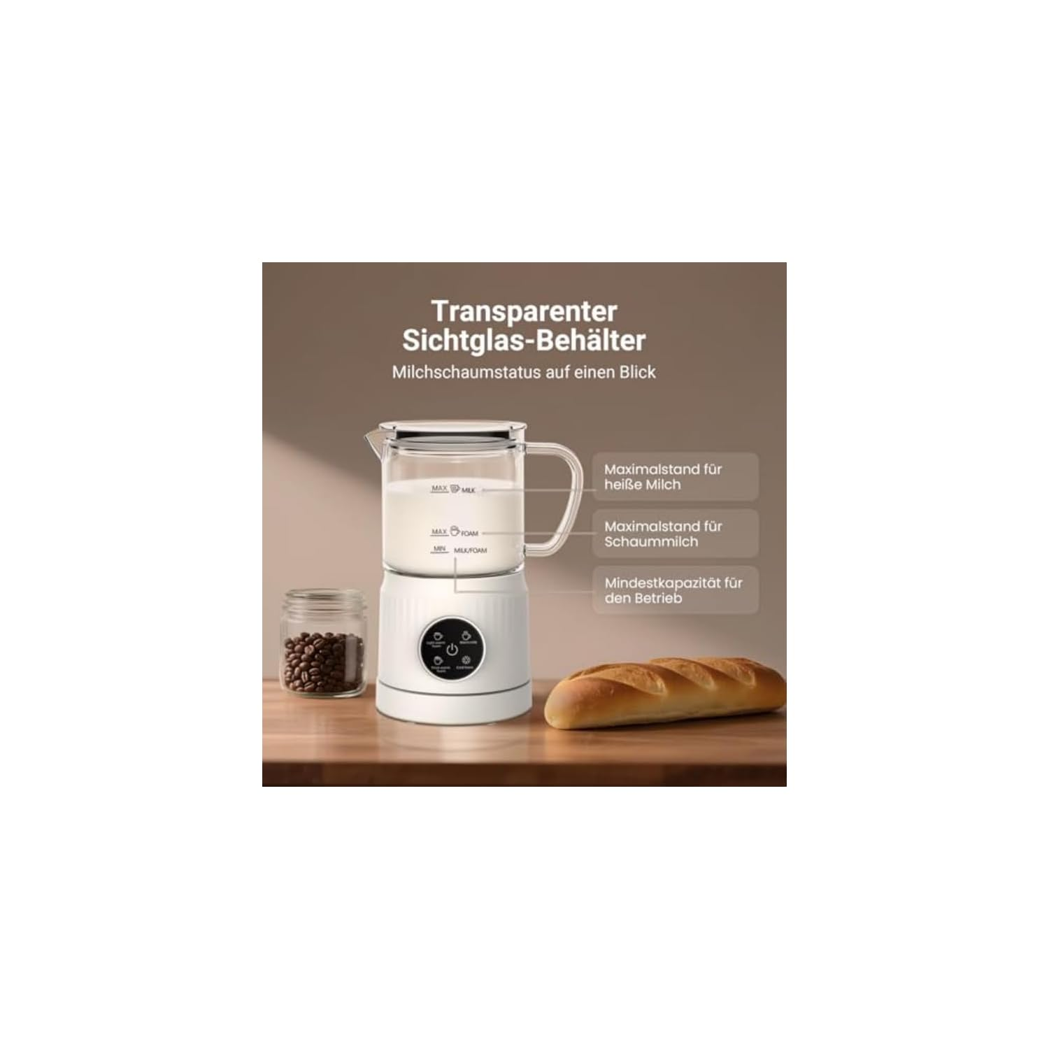 Ein transparenter Milchbehälter mit Kaffeebohnen und Brot auf einem Holztisch.
