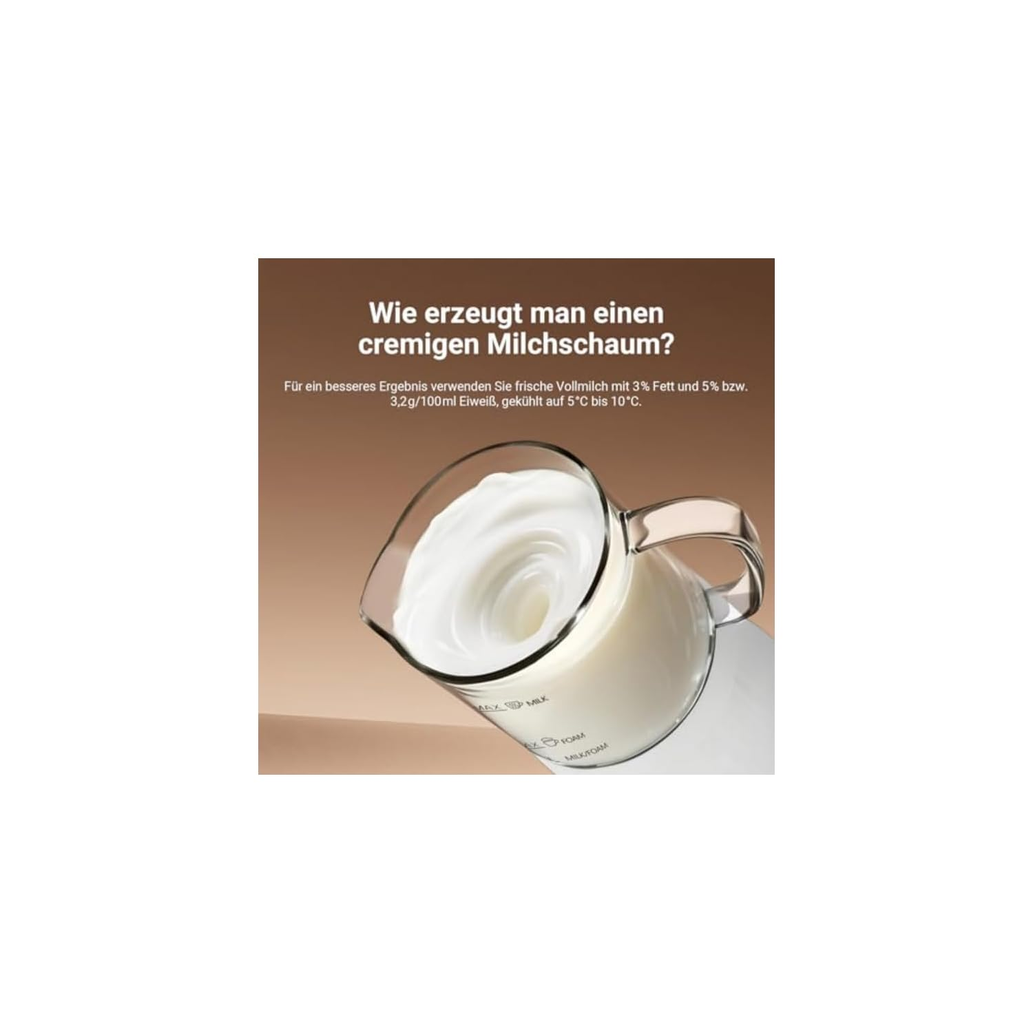 Milch wird in einem Messbecher aufgeschäumt, mit Text über Milchschaumherstellung.