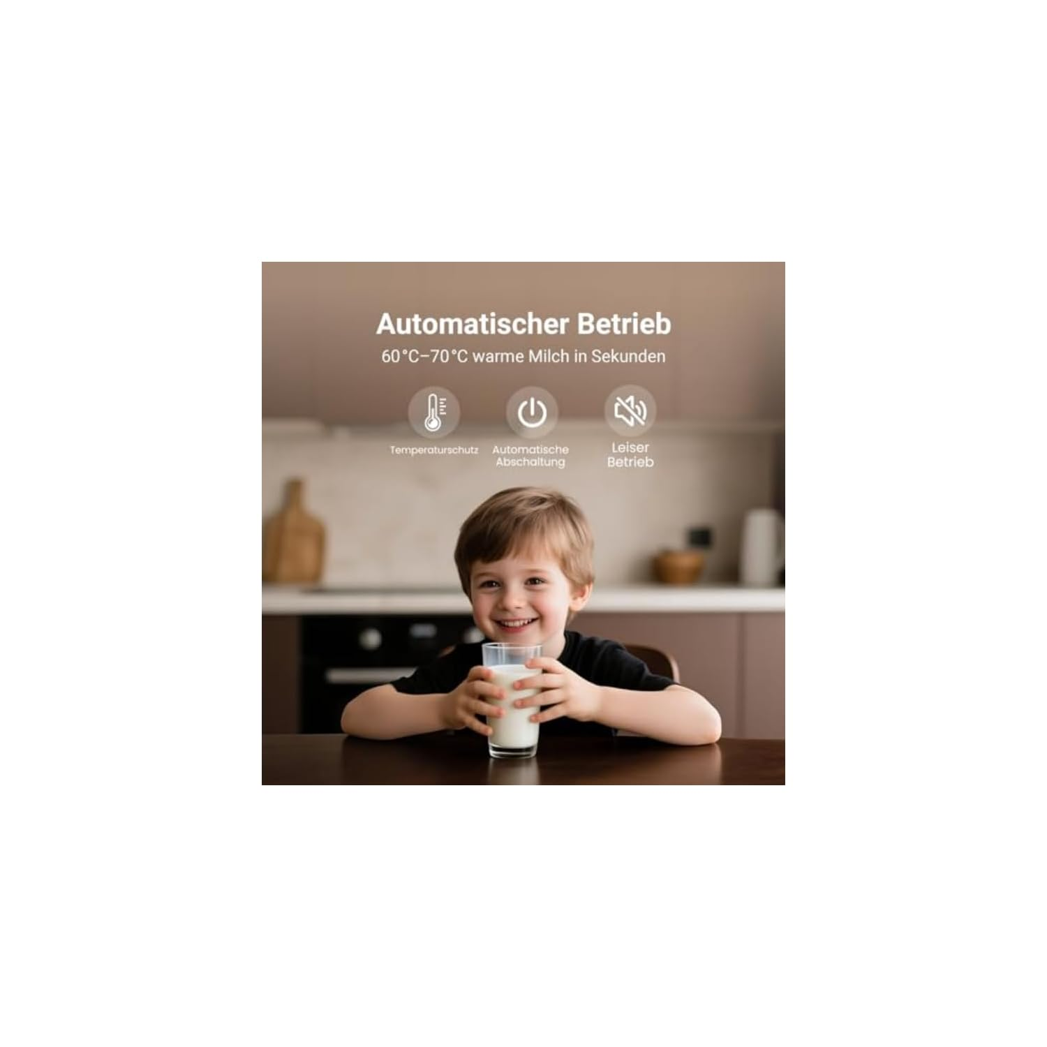 Ein Junge sitzt am Tisch und hält ein Glas Milch. Automatisch, 60-70°C warme Milch.