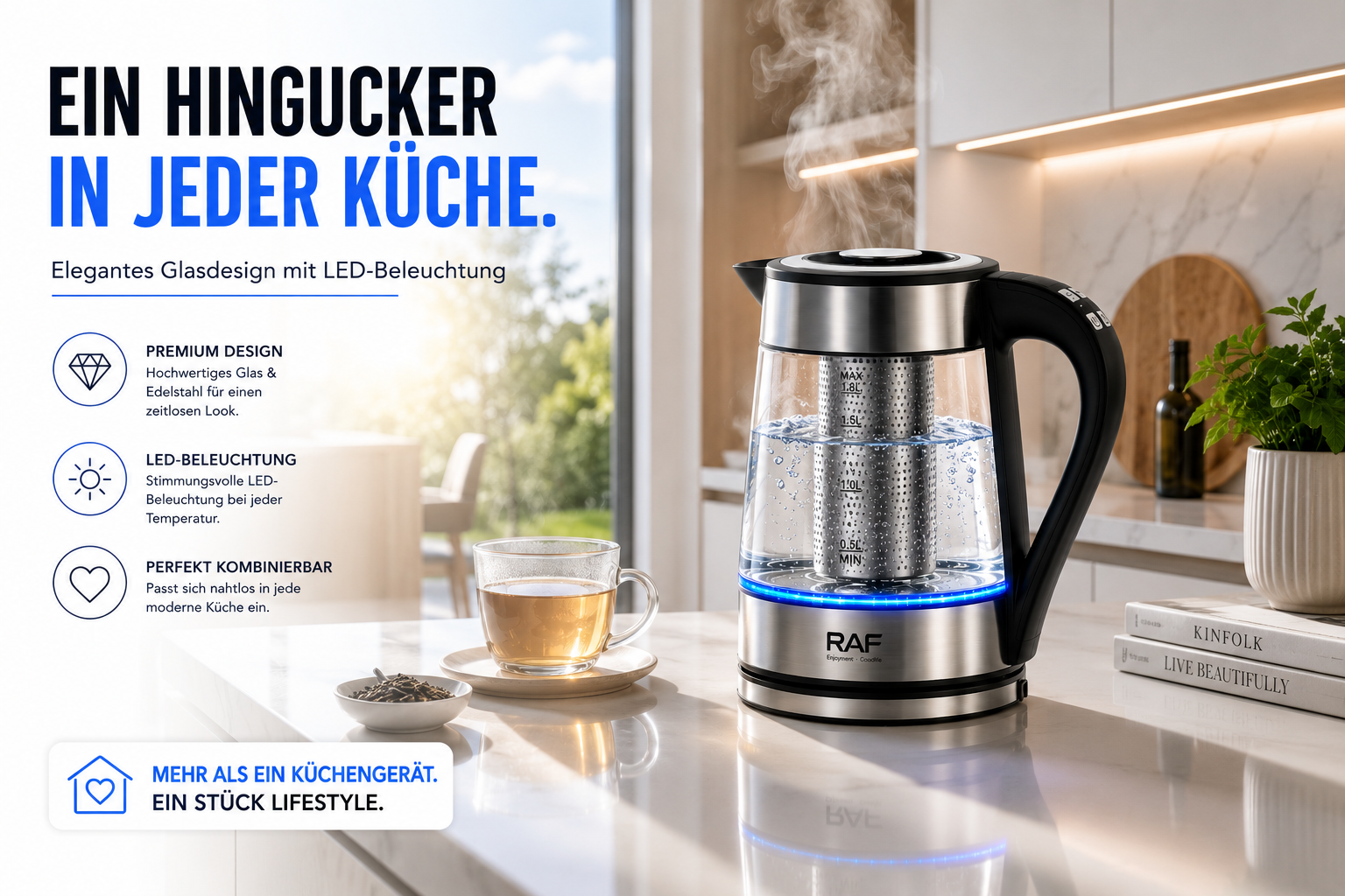 Eine gläserne Teekanne mit blauem LED-Licht kocht Wasser, daneben eine Tasse Tee.