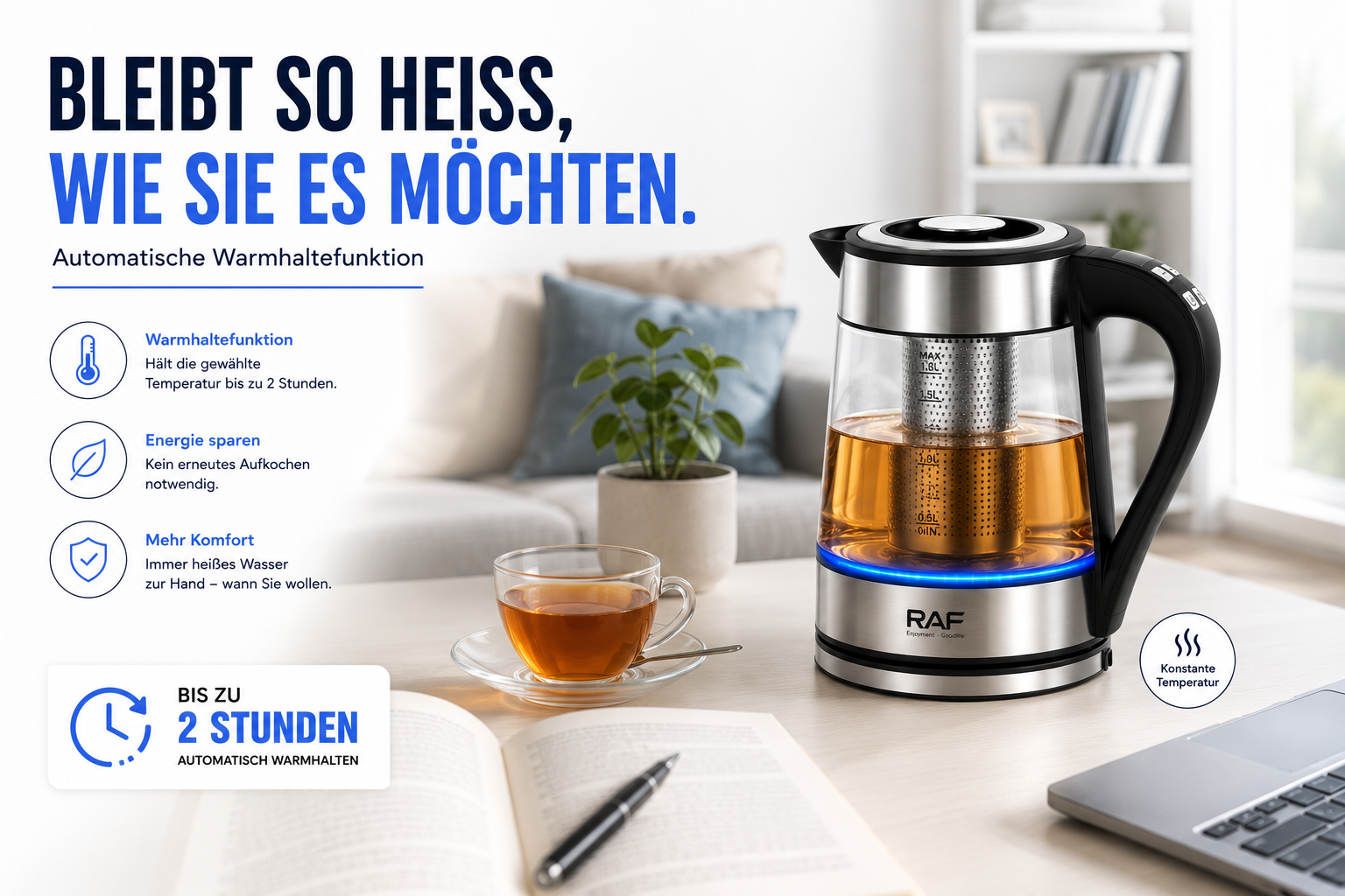 Glas-Teekocher mit Warmhaltefunktion auf einem Tisch mit Buch und Tasse Tee.