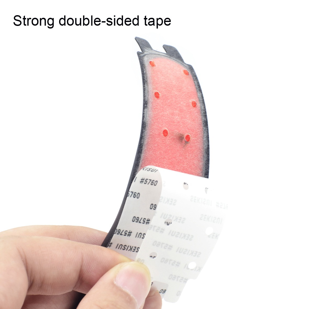 Hand hält starkes doppelseitiges Klebeband mit roter Schaumstoffrückseite.