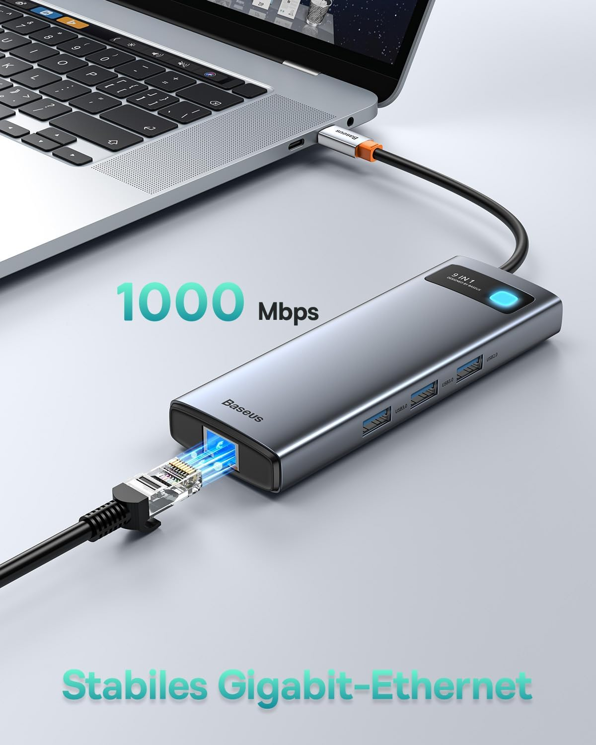Ein grauer USB-C-Hub mit Ethernet-Kabel und Laptop.
