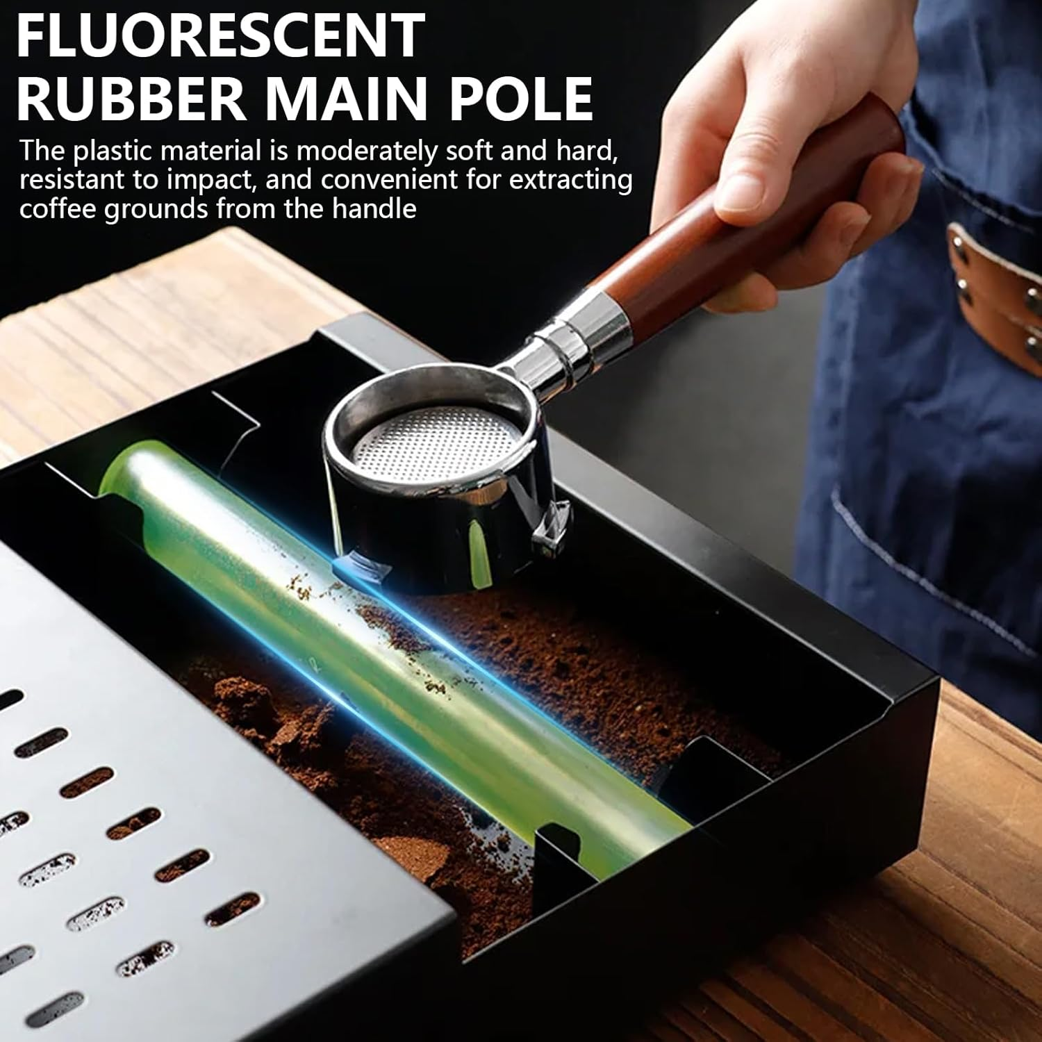 Espressoporterfiltergriff mit Holzgriff über Kaffeegründen in einer Knockbox.