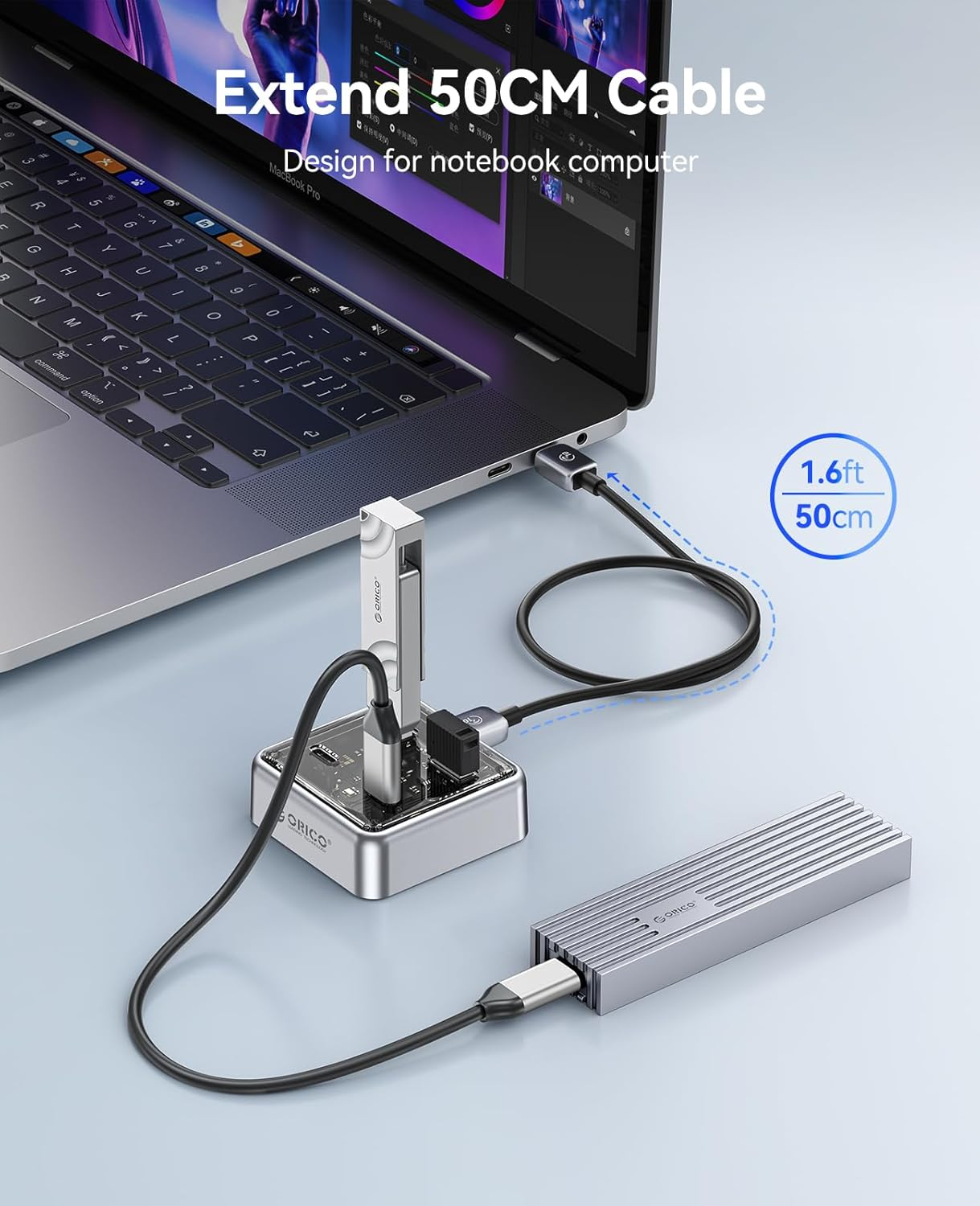 Ein MacBook Pro mit einem USB-Hub, der an ein externes Laufwerk angeschlossen ist.