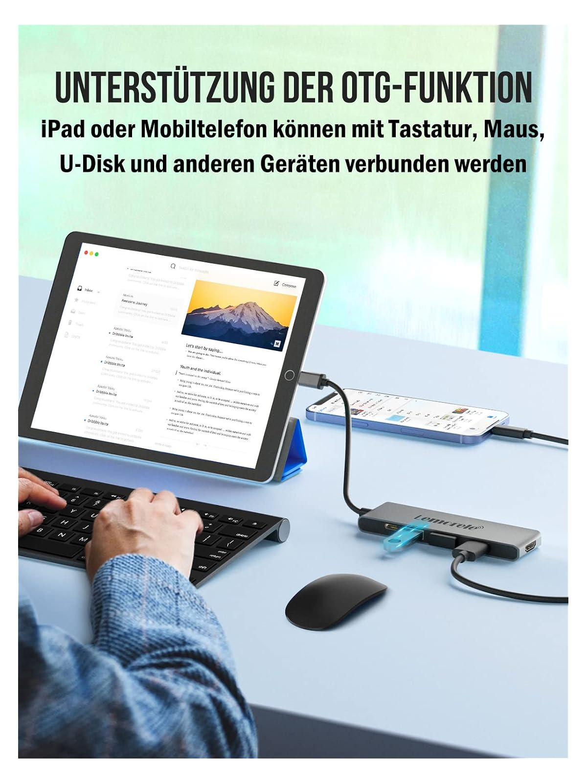 Ein Tablet und ein Smartphone sind über einen Hub verbunden. Tastatur und Maus liegen davor.