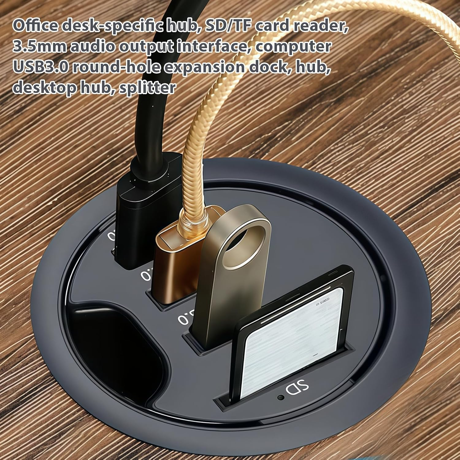 Ein runder schwarzer Hub mit USB-Sticks und SD-Karte auf Holzhintergrund.