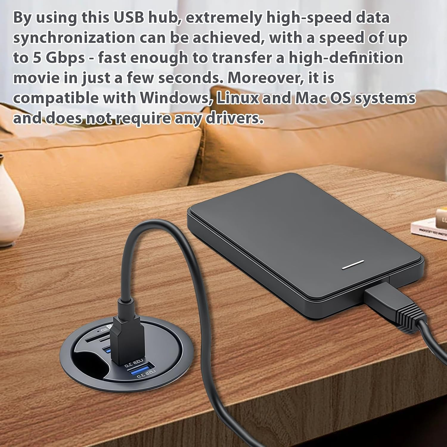 Ein schwarzer USB-Hub mit mehreren Anschlüssen ist in einen Holztisch eingelassen, daneben eine externe Festplatte.