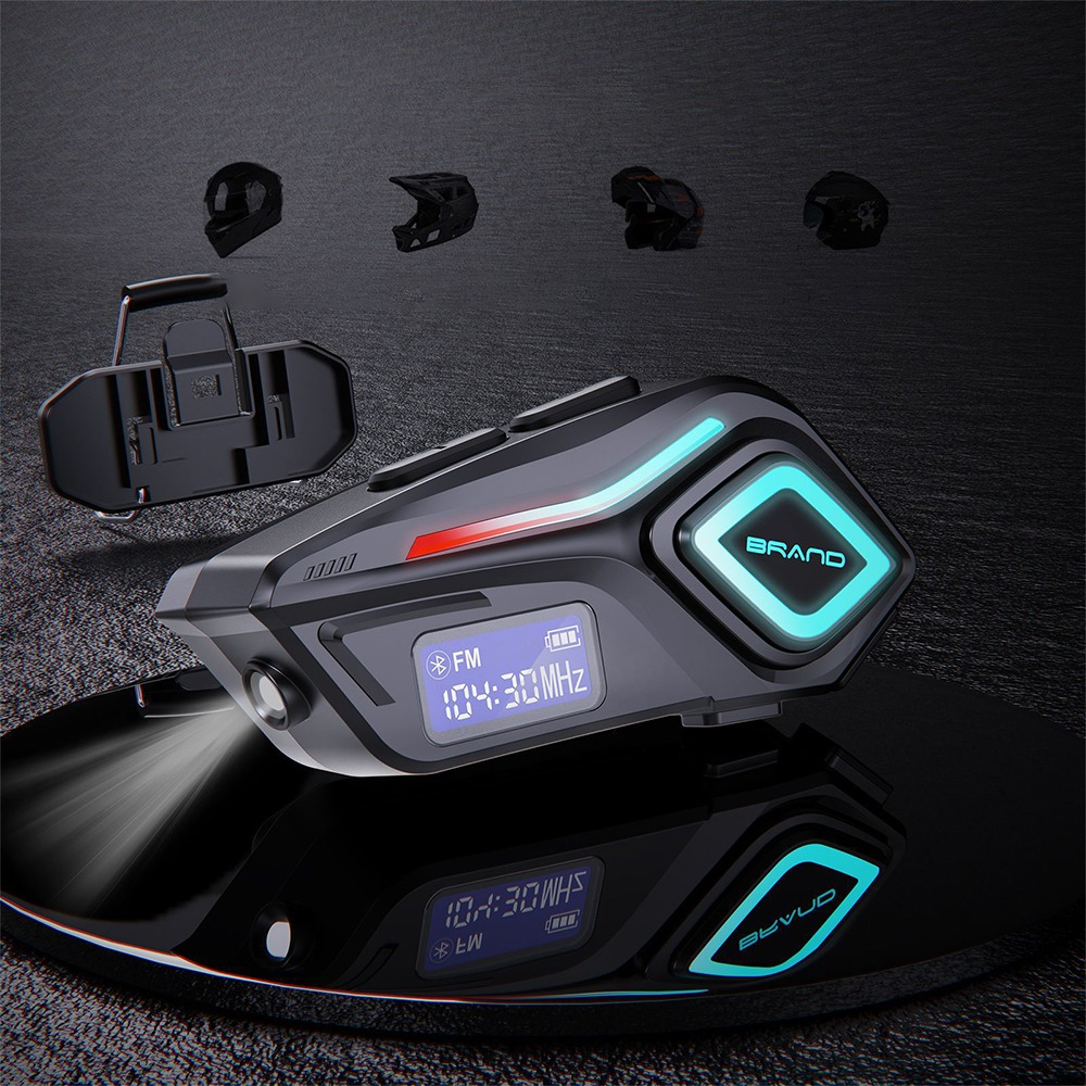 Motorrad-Kommunikator mit Display, Halterung und Helmen im Hintergrund.