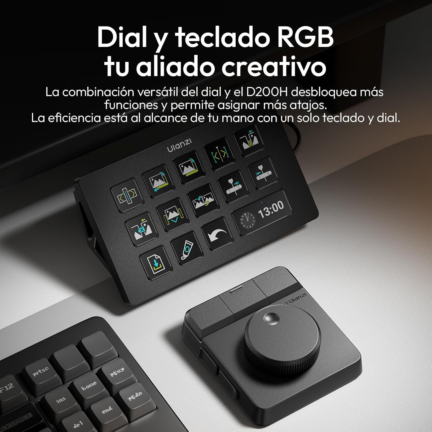 Un dispositivo de teclado y dial Ulanzi negro con teclas RGB sobre un escritorio.