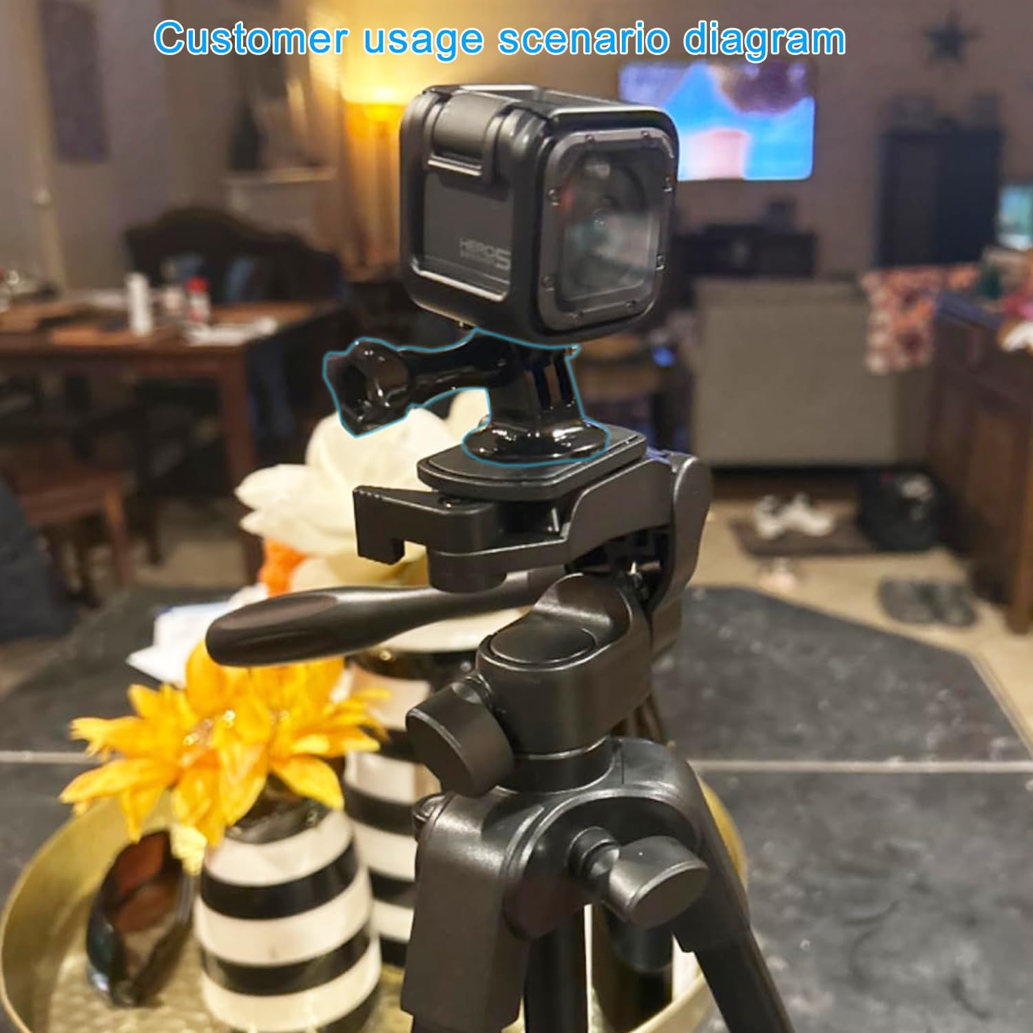 Una cámara GoPro negra está montada en un trípode, con jarrones y flores decorativos.