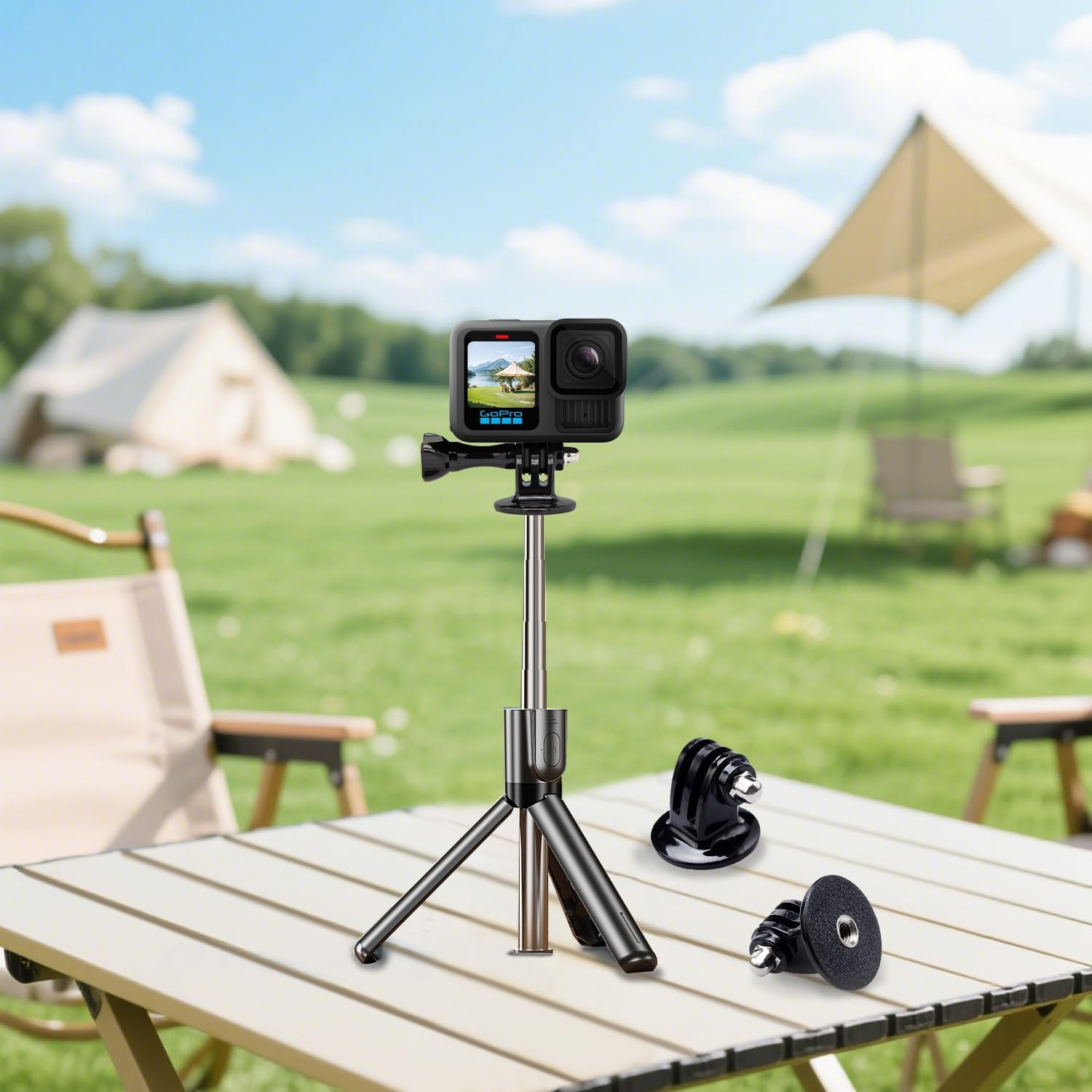 Cámara de acción en trípode de palo selfie con accesorios en mesa de camping exterior.