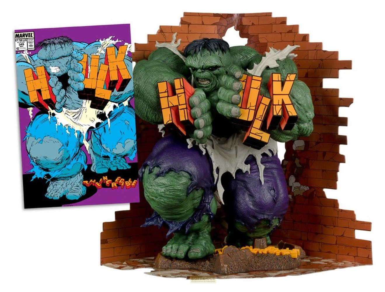 Statua di Hulk davanti a un muro di mattoni e copertina di fumetto.