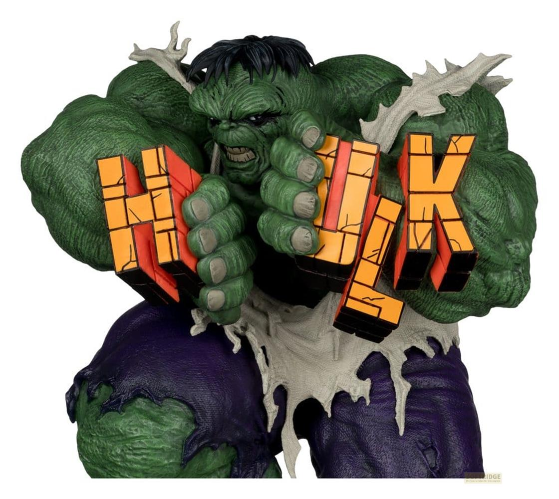 L'Hulk verde tiene lettere arancioni che compongono HULK.