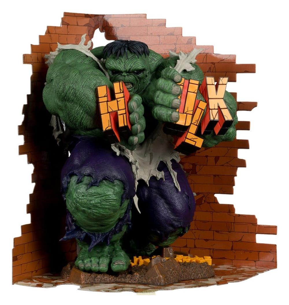 L'Incredibile Hulk sfonda un muro di mattoni, tenendo le lettere H, U, L, K.