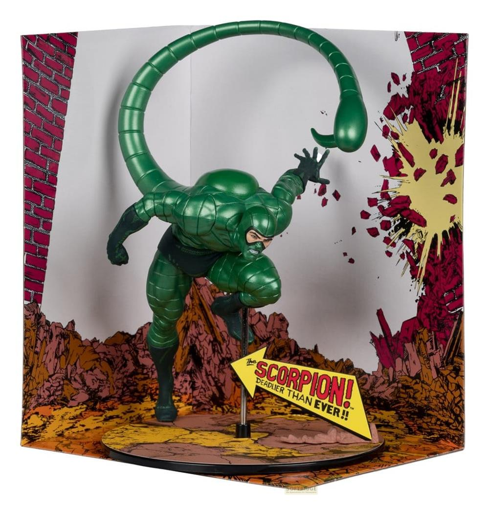 Grüne Skorpion-Figur mit Schwanz über Kopf, vor Comic-Kulisse mit Ziegeln.