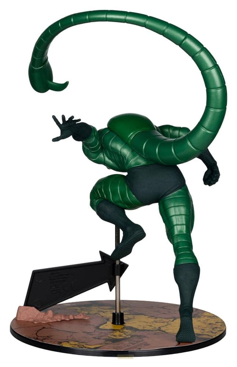 Grüne Skorpion-Figur mit einem langen Schwanz und einem Ständer.
