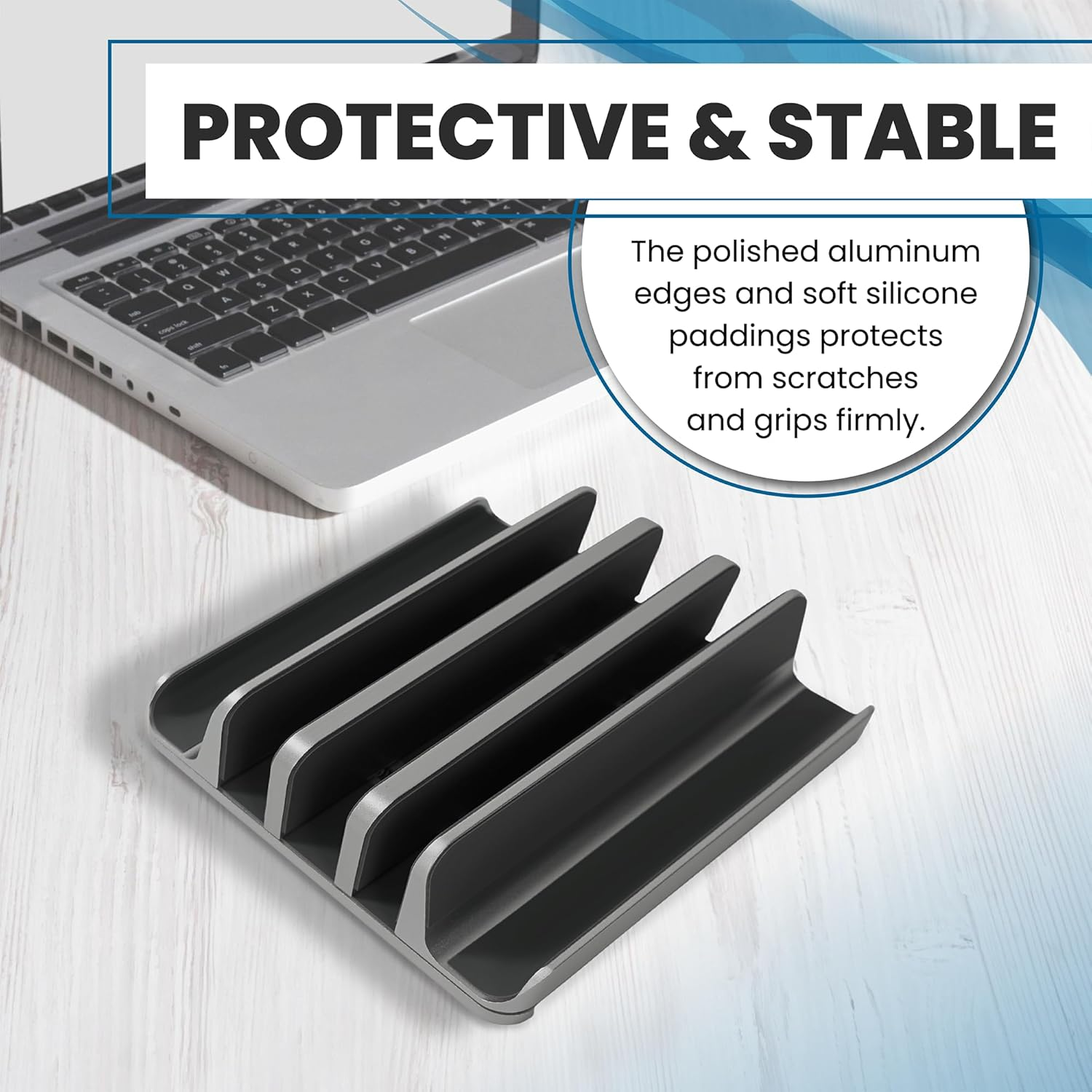Ein Laptopständer aus Aluminium mit vier Schlitzen neben einem Laptop.