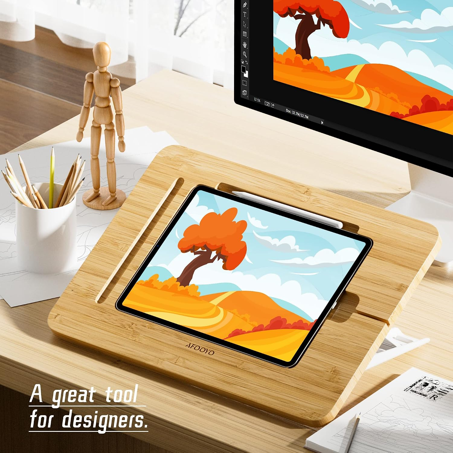 Ein Holztisch mit einem Tablet, das ein Herbstbild zeigt. Ein Zeichenstift liegt darauf.