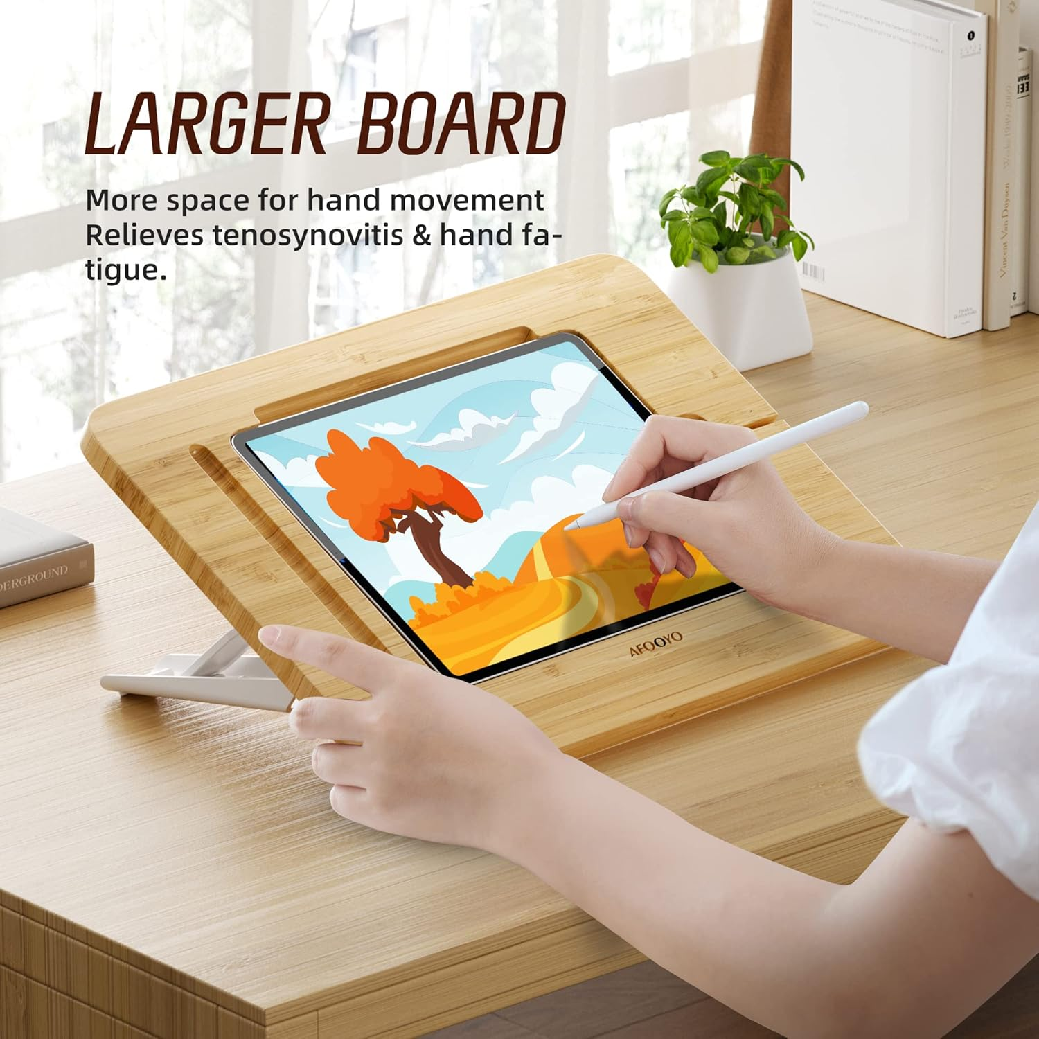 Eine Person benutzt einen digitalen Stift auf einem Tablet, das auf einem Holzständer liegt.