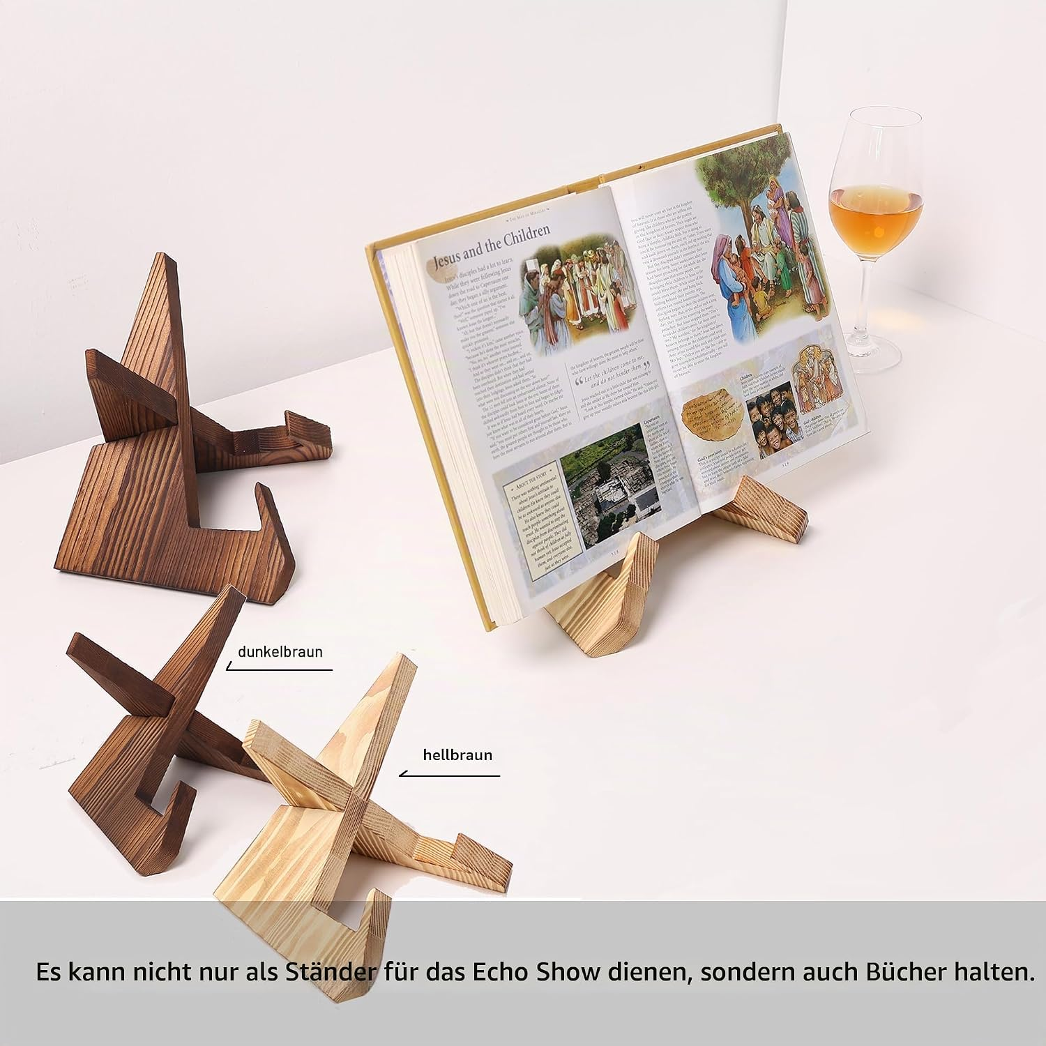 Zwei Holzbuchständer, einer dunkelbraun, einer hellbraun, mit einem geöffneten Buch und Glas Wein.