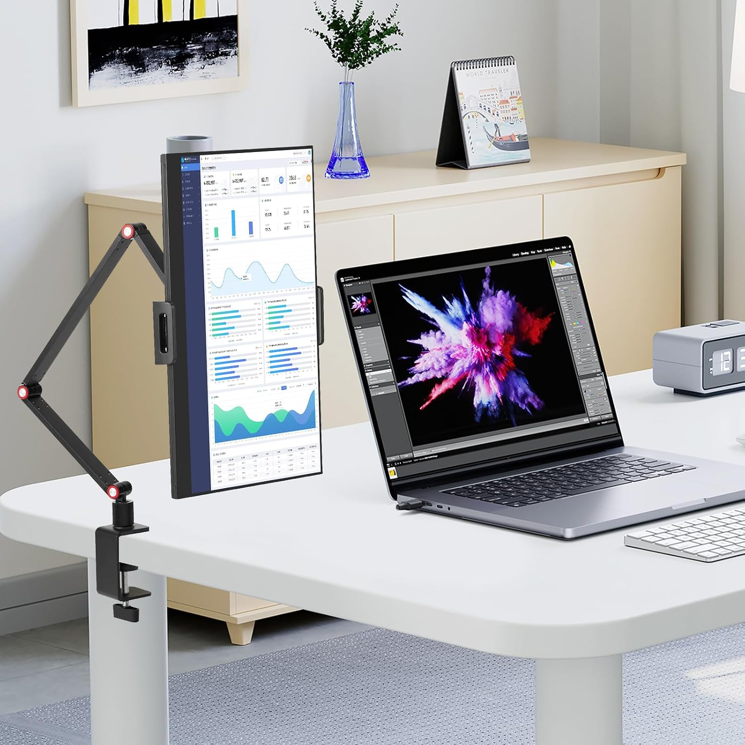 Ein vertikaler Monitor zeigt Diagramme neben einem Laptop mit buntem Bild.