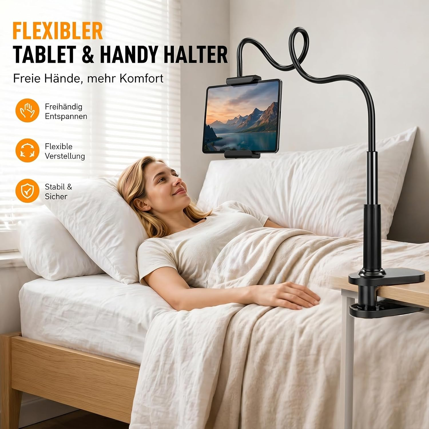 Frau liegt im Bett, Tablet mit Berglandschaft auf flexiblem Halter über ihr.