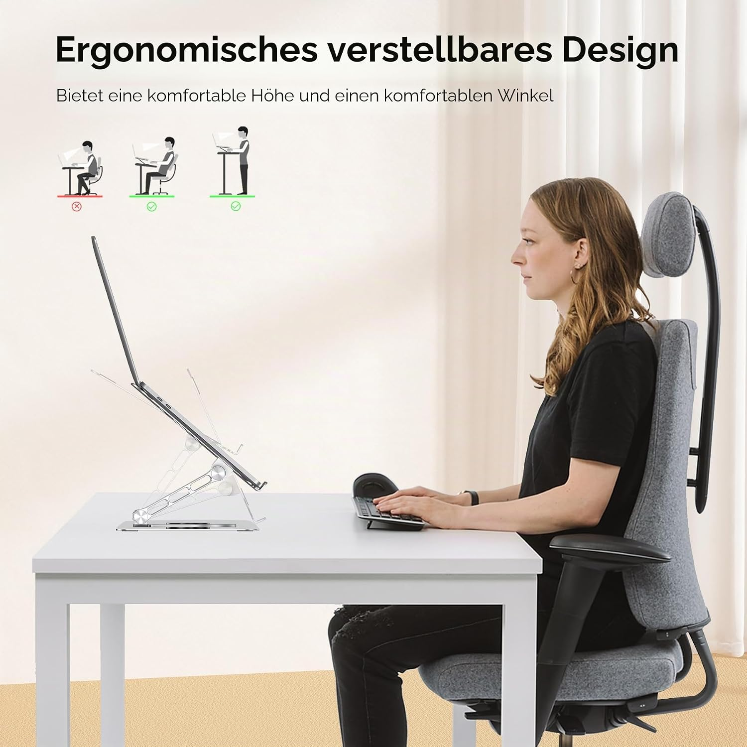 Frau sitzt am Schreibtisch mit Laptopständer und Tastatur. Ergonomisches Design.