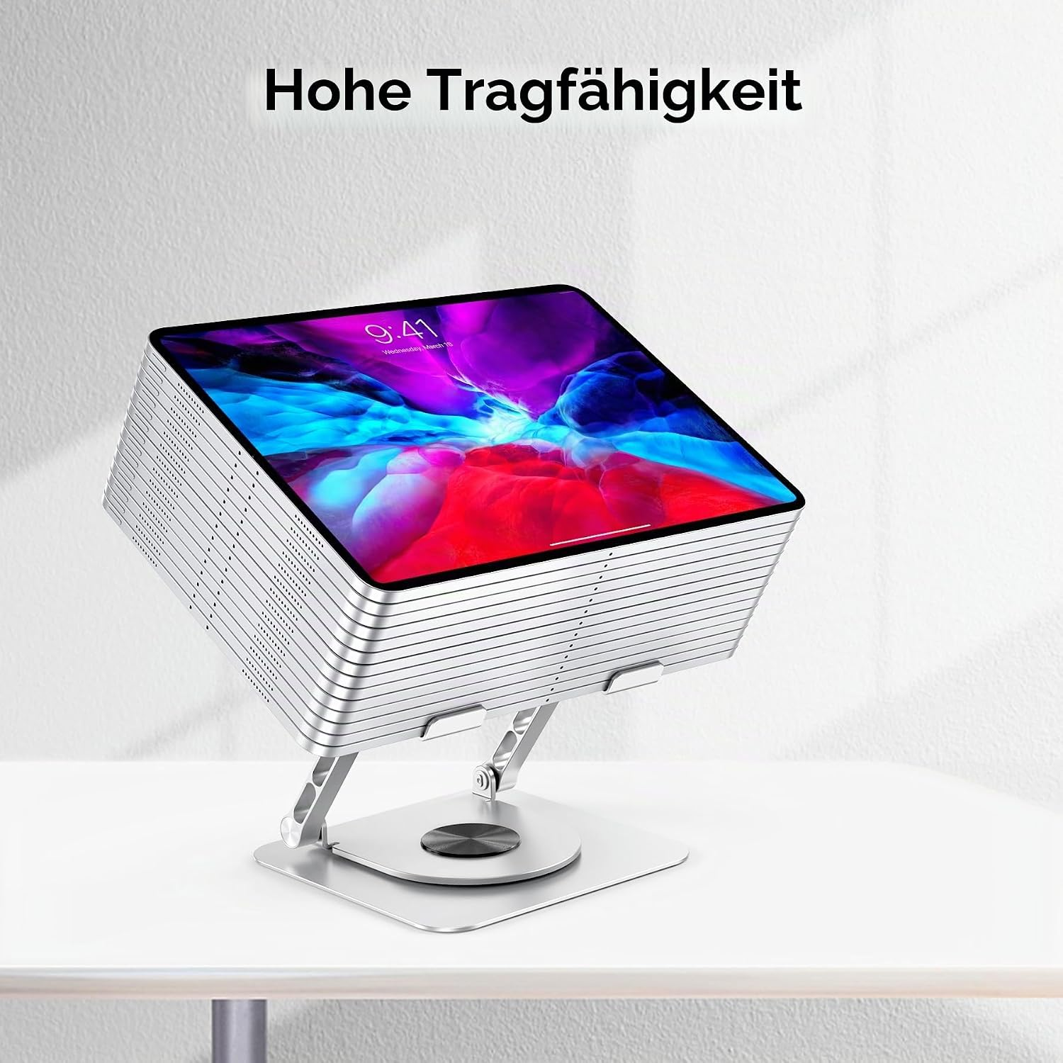Ein silberner Tablet-Ständer mit einem Tablet, das einen bunten Hintergrund zeigt.