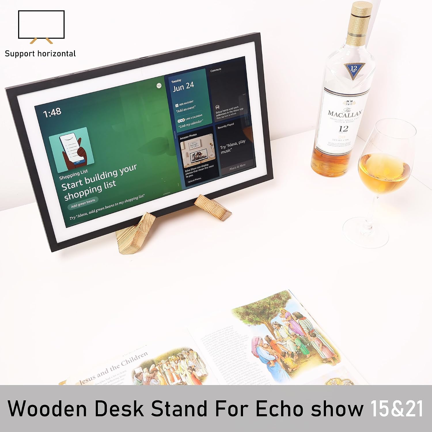 Ein Echo Show steht auf einem Holzständer neben einer Flasche Macallan und einem Glas Whisky.