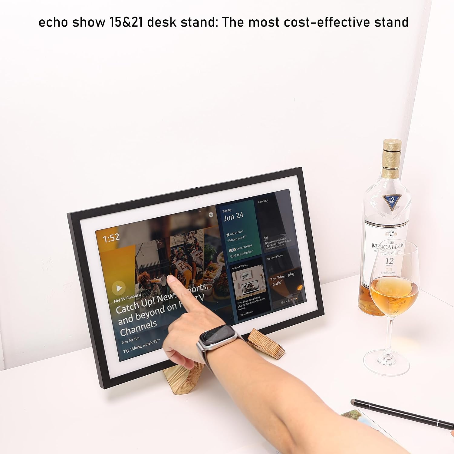 Echo Show auf einem Holzständer mit Macallan-Whisky und einem Glas daneben.