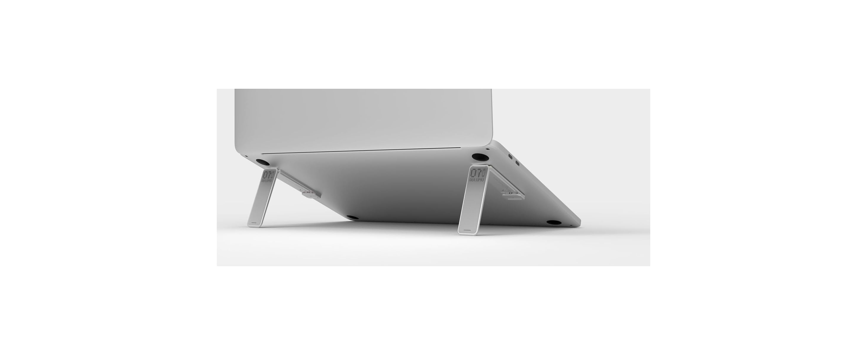 Silberner Laptopständer mit zwei Beinen, die das Heck stützen.
