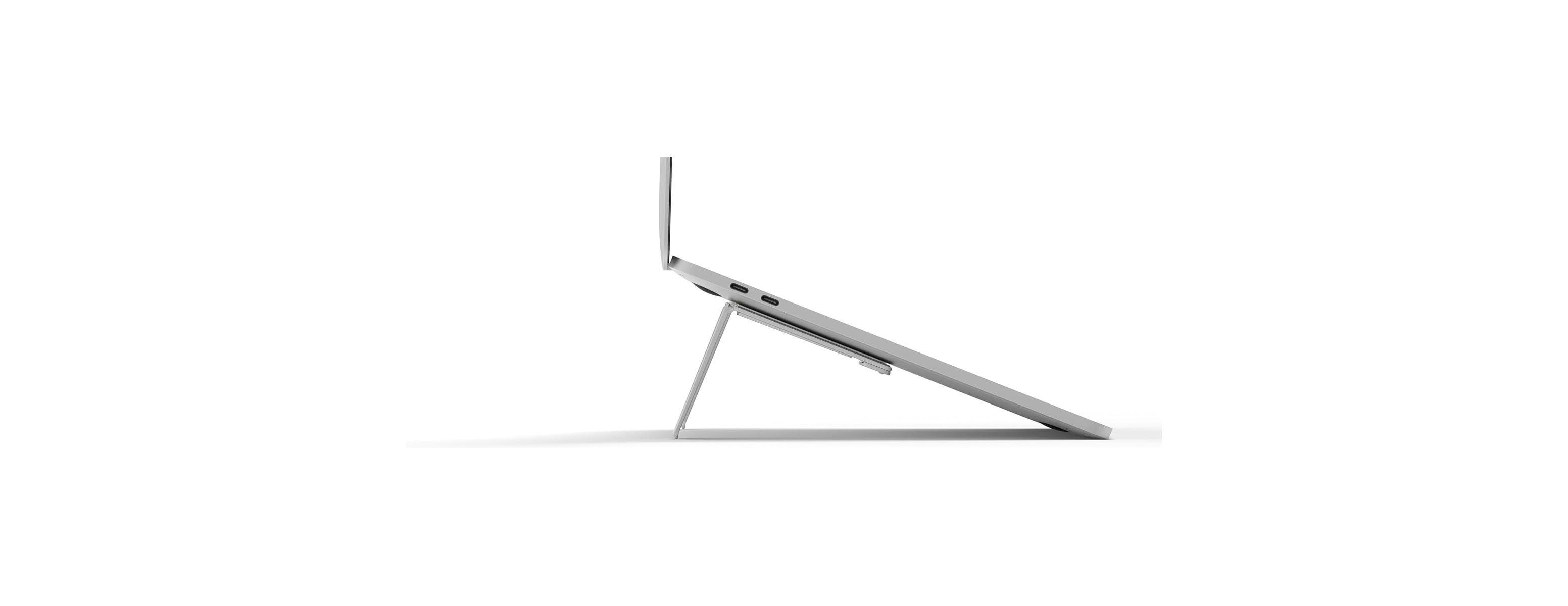 Ein silbernes Laptop auf einem Ständer, von der Seite gesehen.