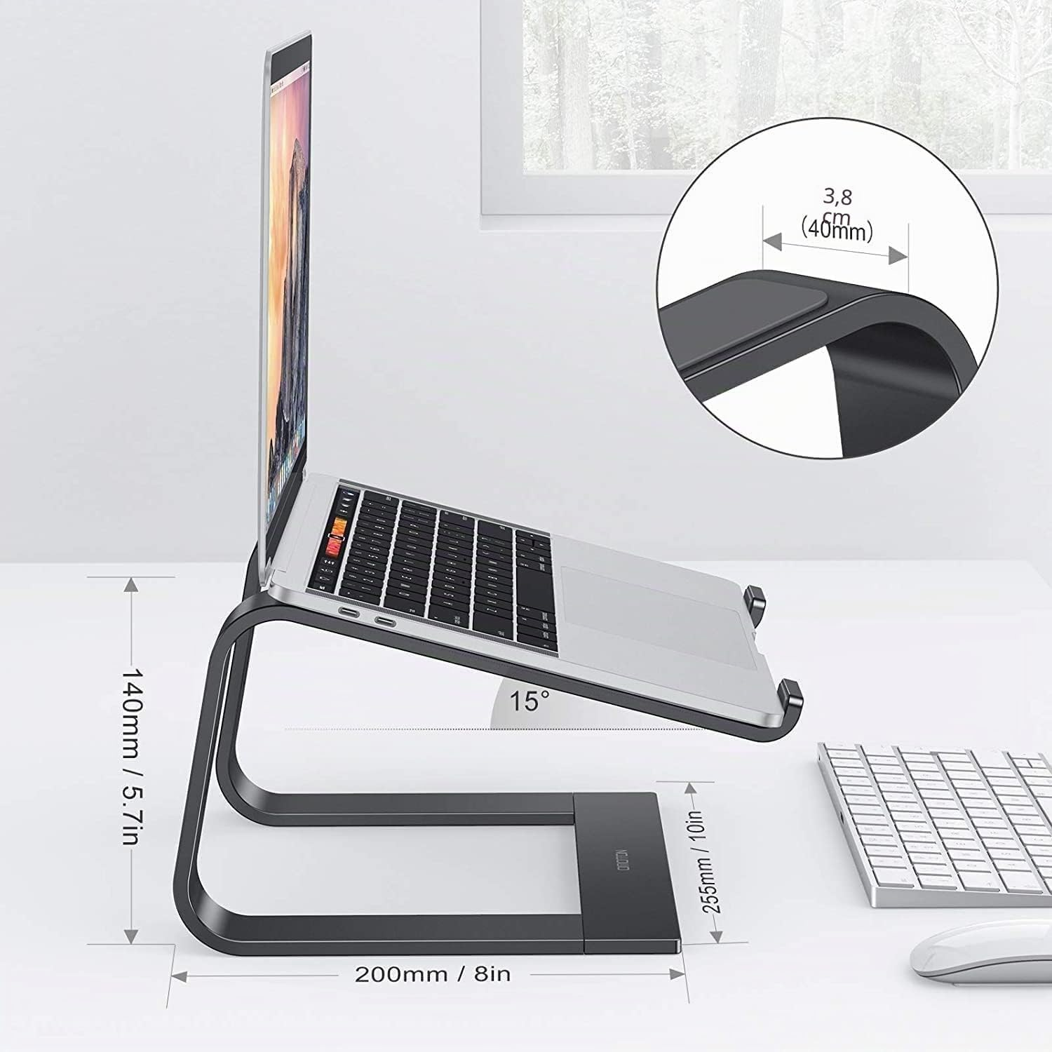 Ein Laptop steht auf einem Ständer. Maße sind angegeben.
