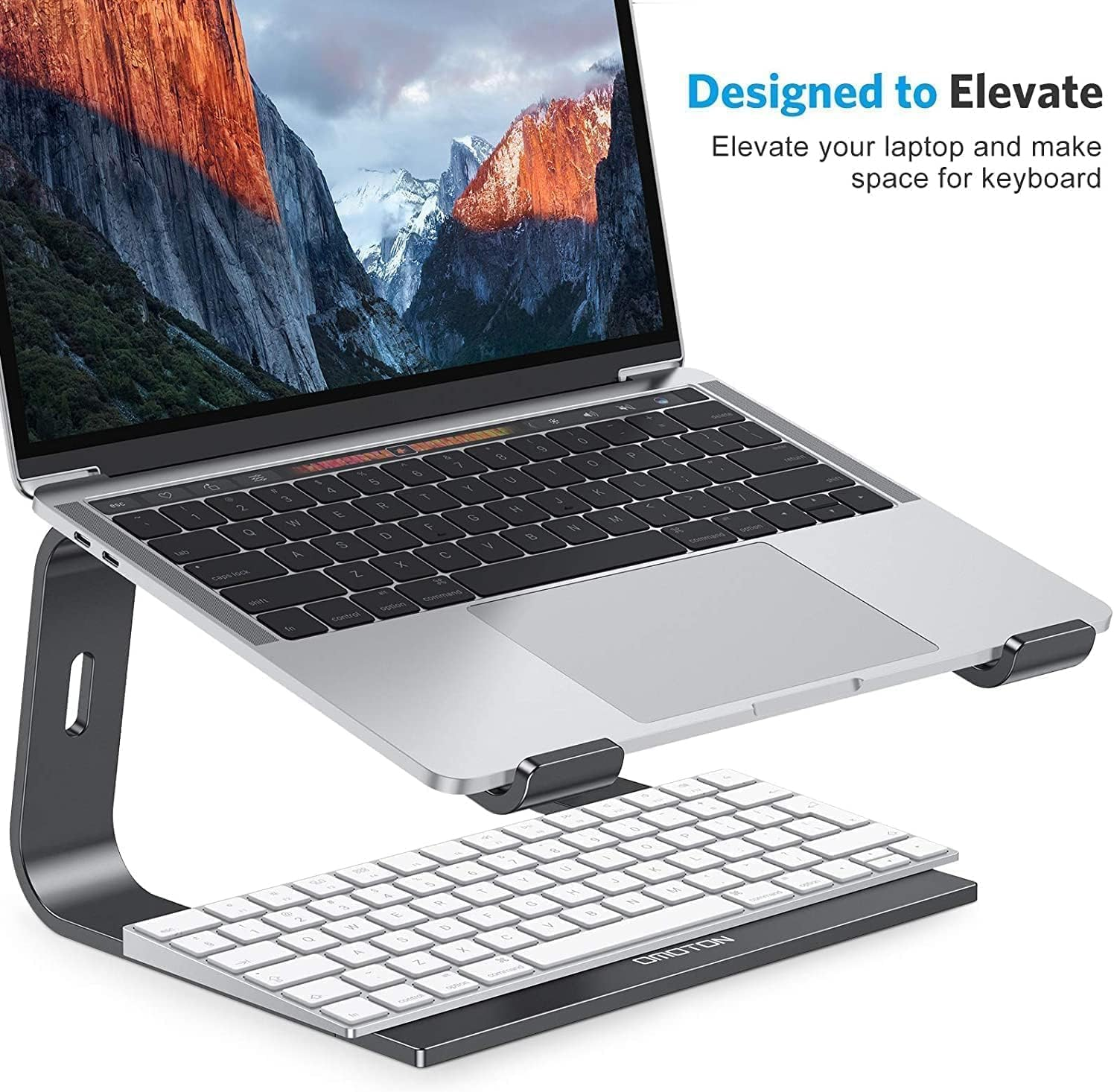 Silberner Laptop auf schwarzem Ständer mit Tastatur darunter.