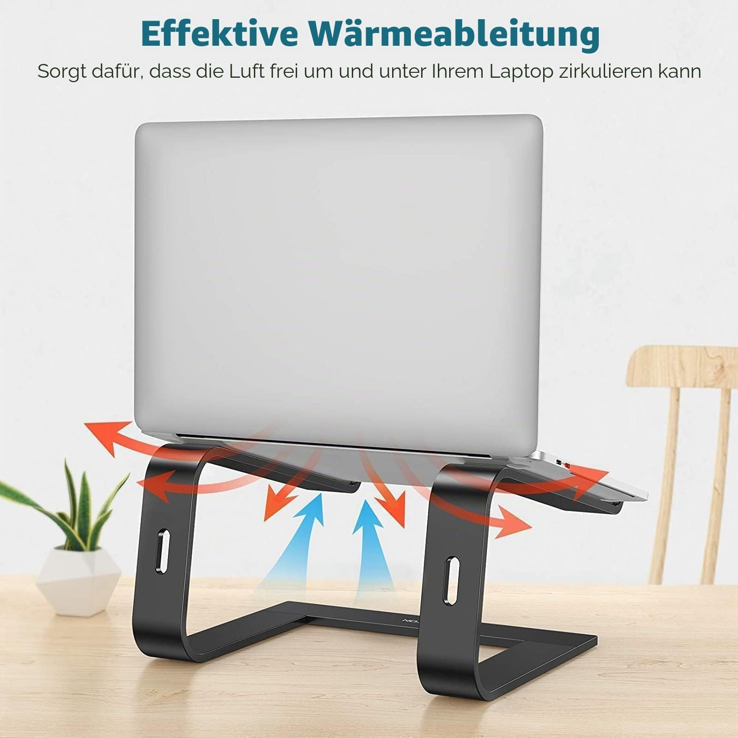 Ein Laptop steht auf einem schwarzen Ständer, Luft strömt um ihn herum.