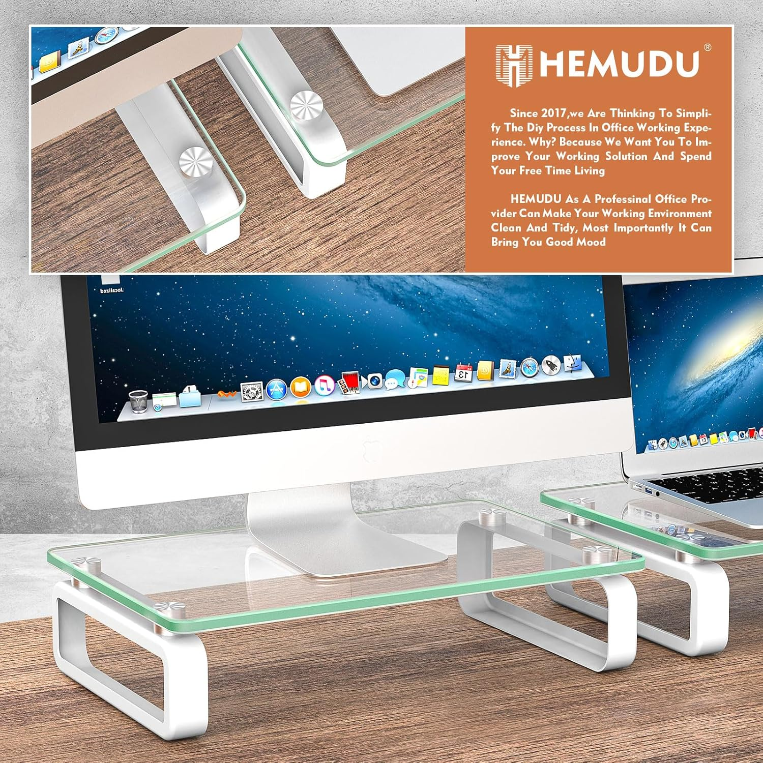 Zwei weiße Glasmonitorständer auf einem Holztisch mit Macs.