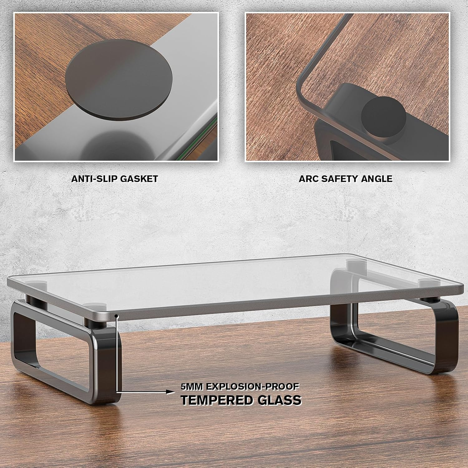 Ein klarer Glas-Monitorständer mit dunklen Metallbeinen steht auf einem Holztisch.