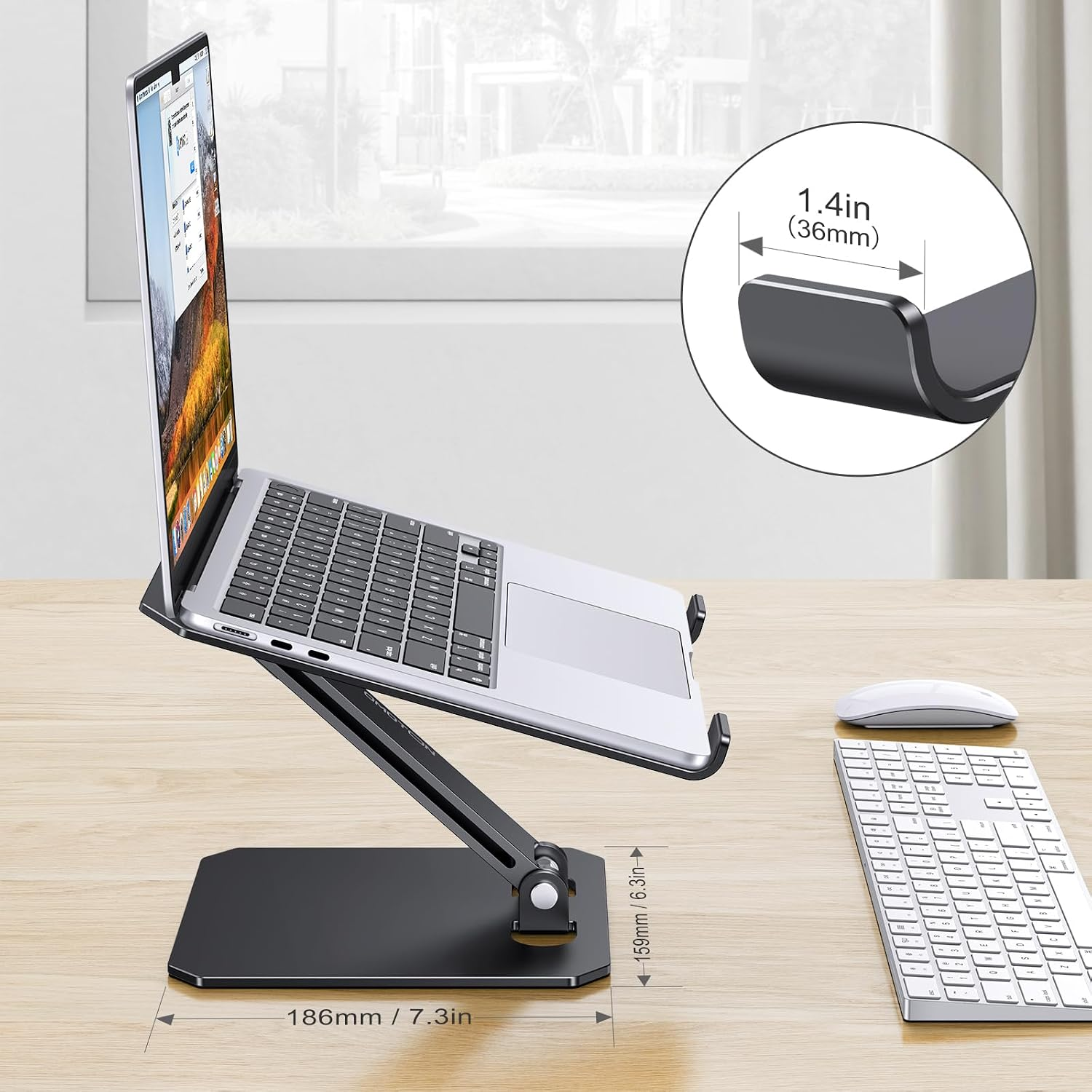 Ein Laptopständer mit Laptop, Maus und Tastatur auf einem Holztisch.