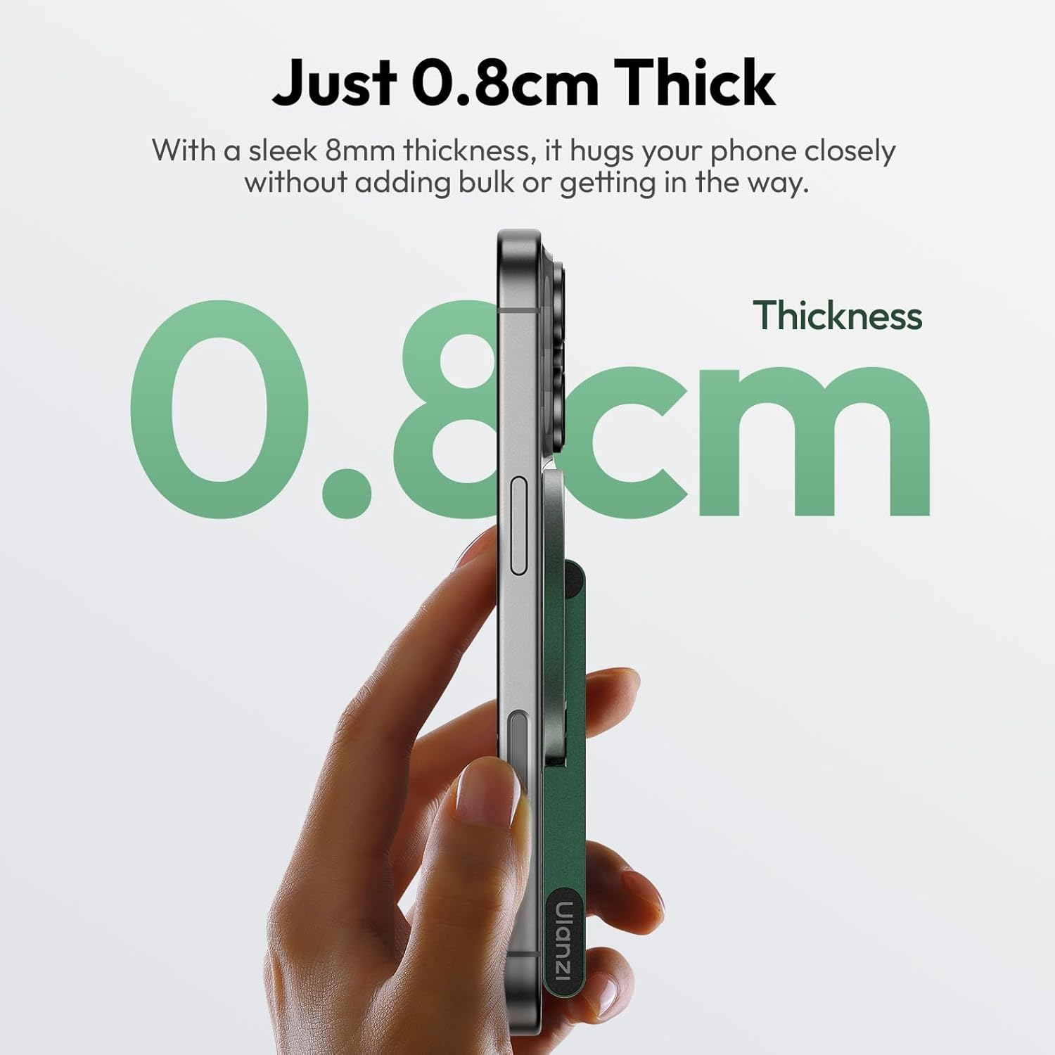 Una mano sostiene un smartphone delgado y plateado con funda verde. Grosor 0,8cm.