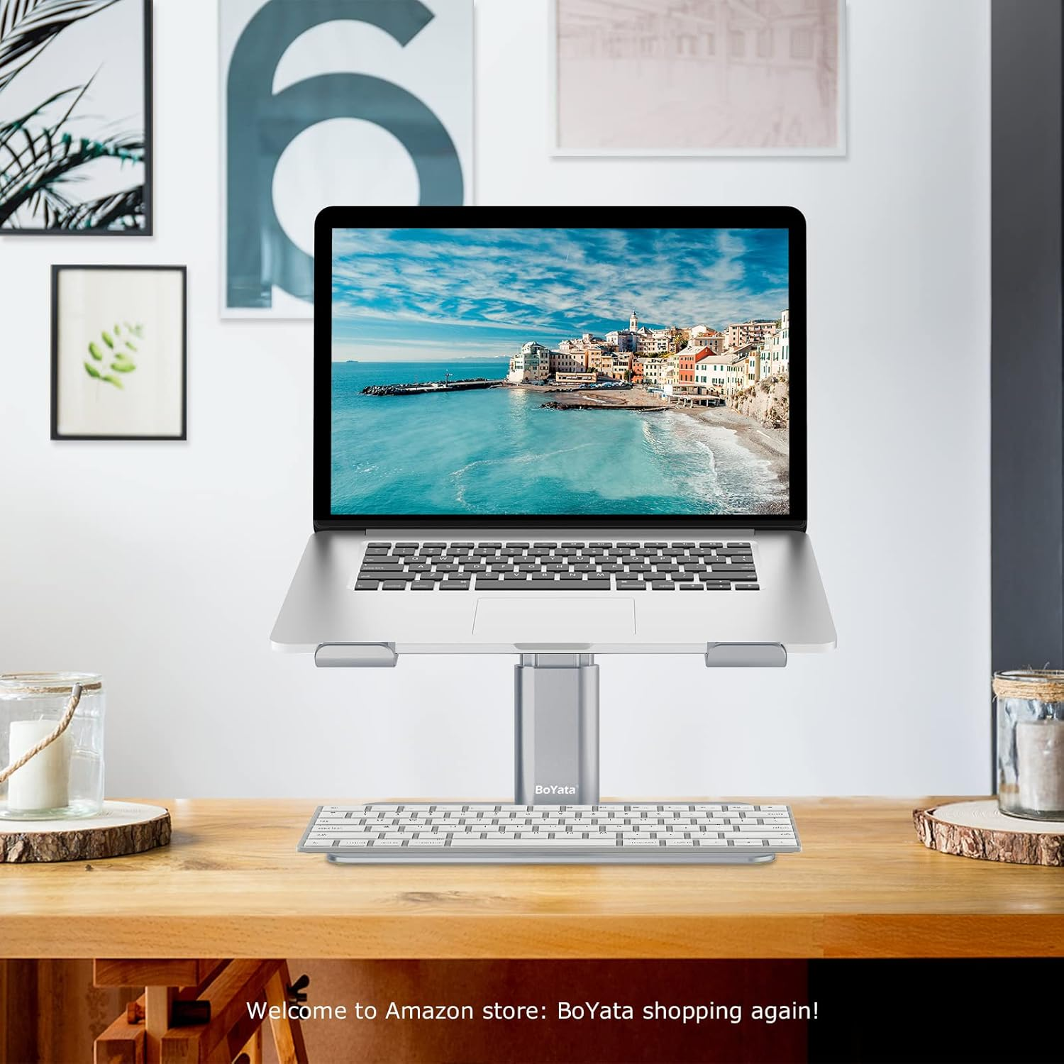 Ein Laptop auf einem Ständer über einer Tastatur, mit einer Stadtansicht auf dem Bildschirm.