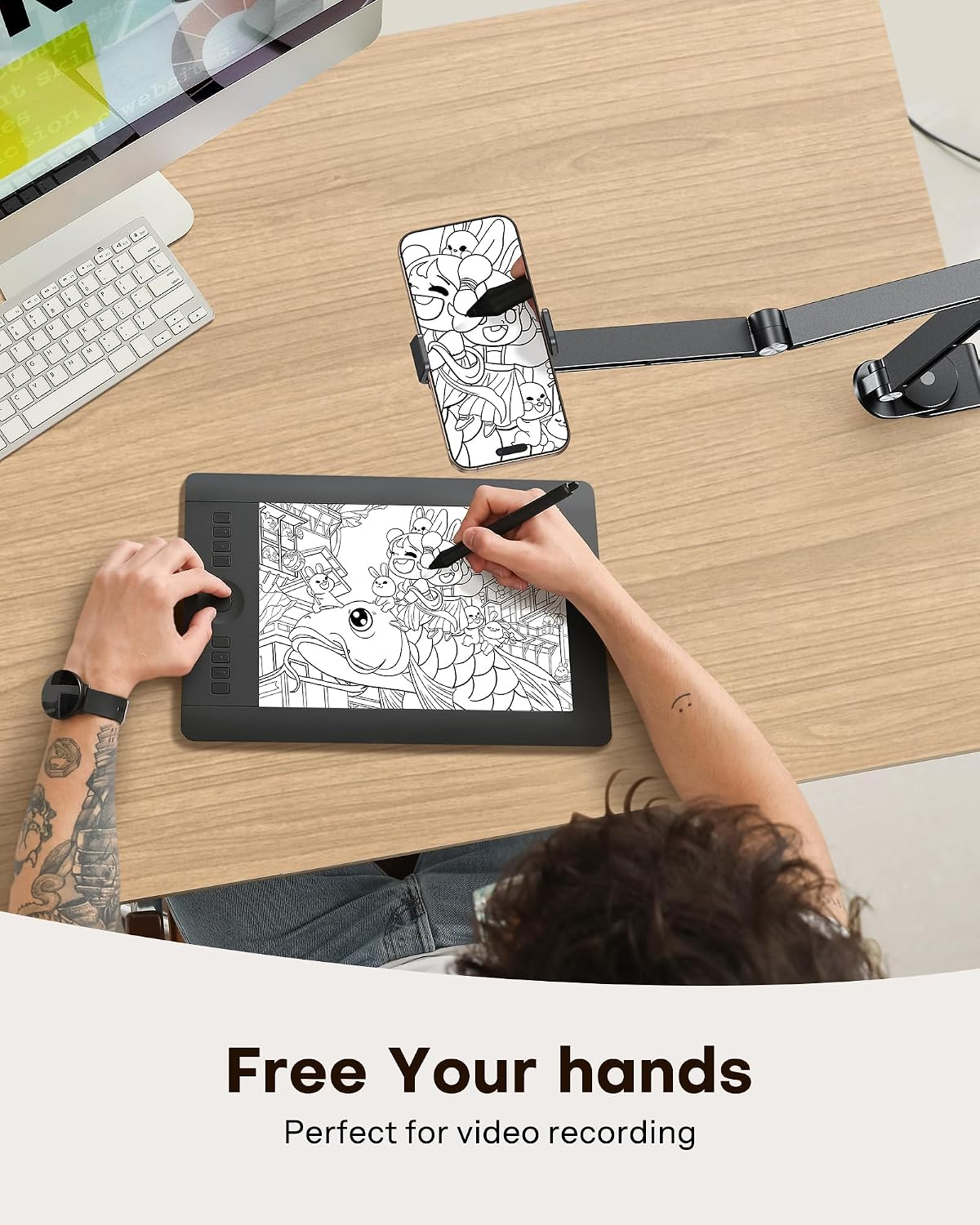 Eine Person zeichnet auf einem Grafiktablett, das auf einem Schreibtisch mit einem Smartphone-Halter steht.